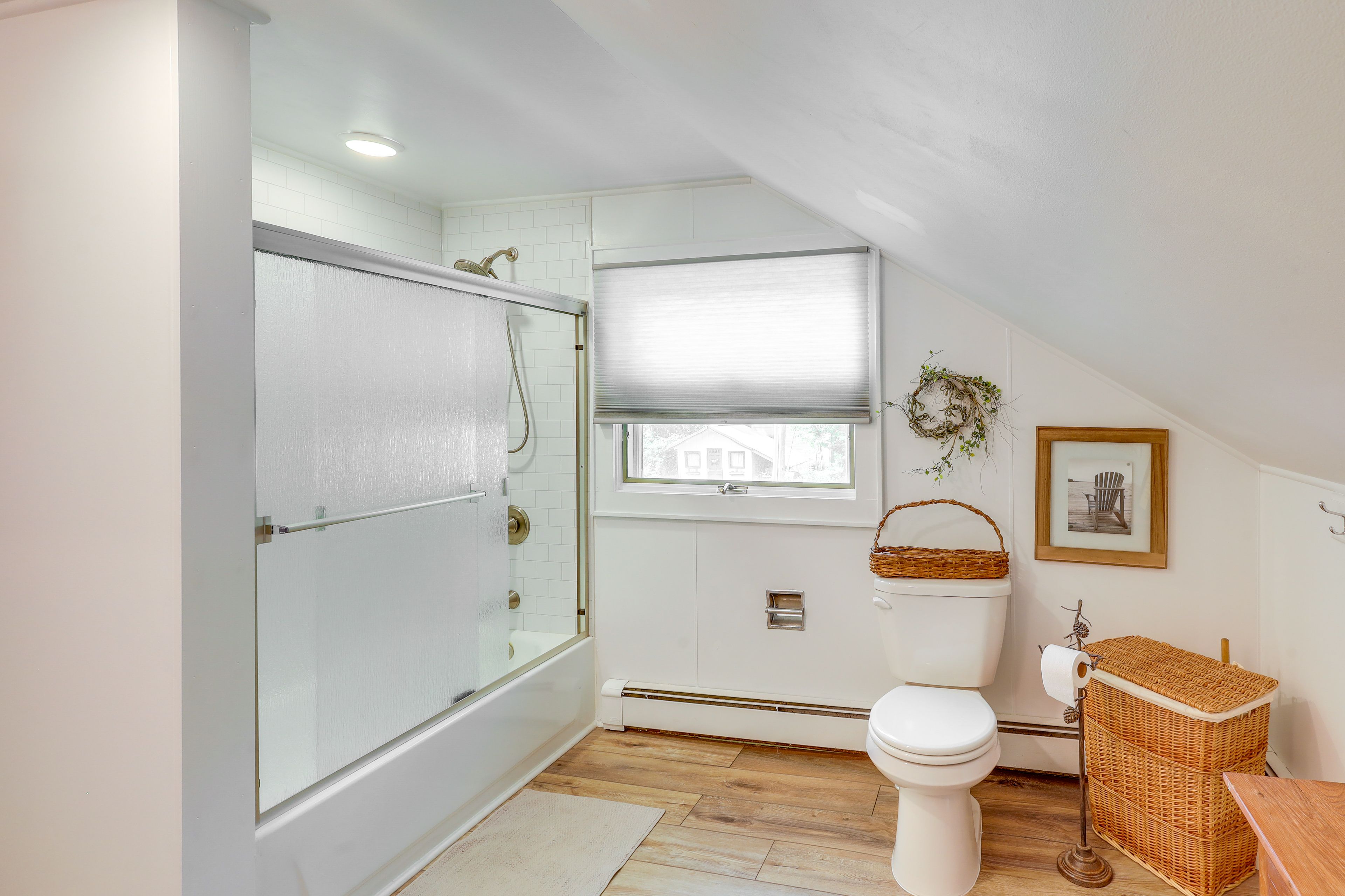 Full Bathroom | Complimentary Toiletries