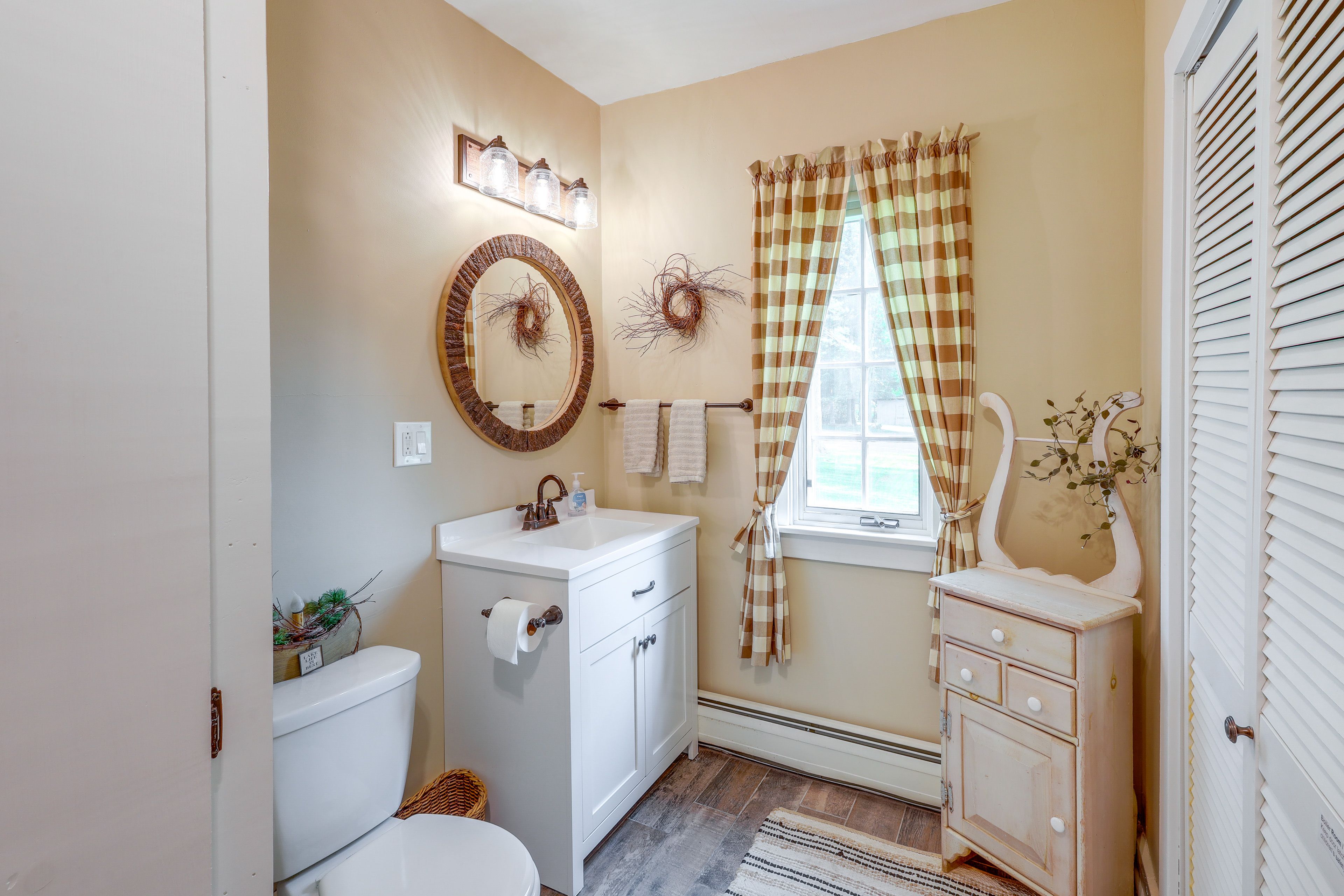 Full Bathroom | Shower | Washer & Dryer
