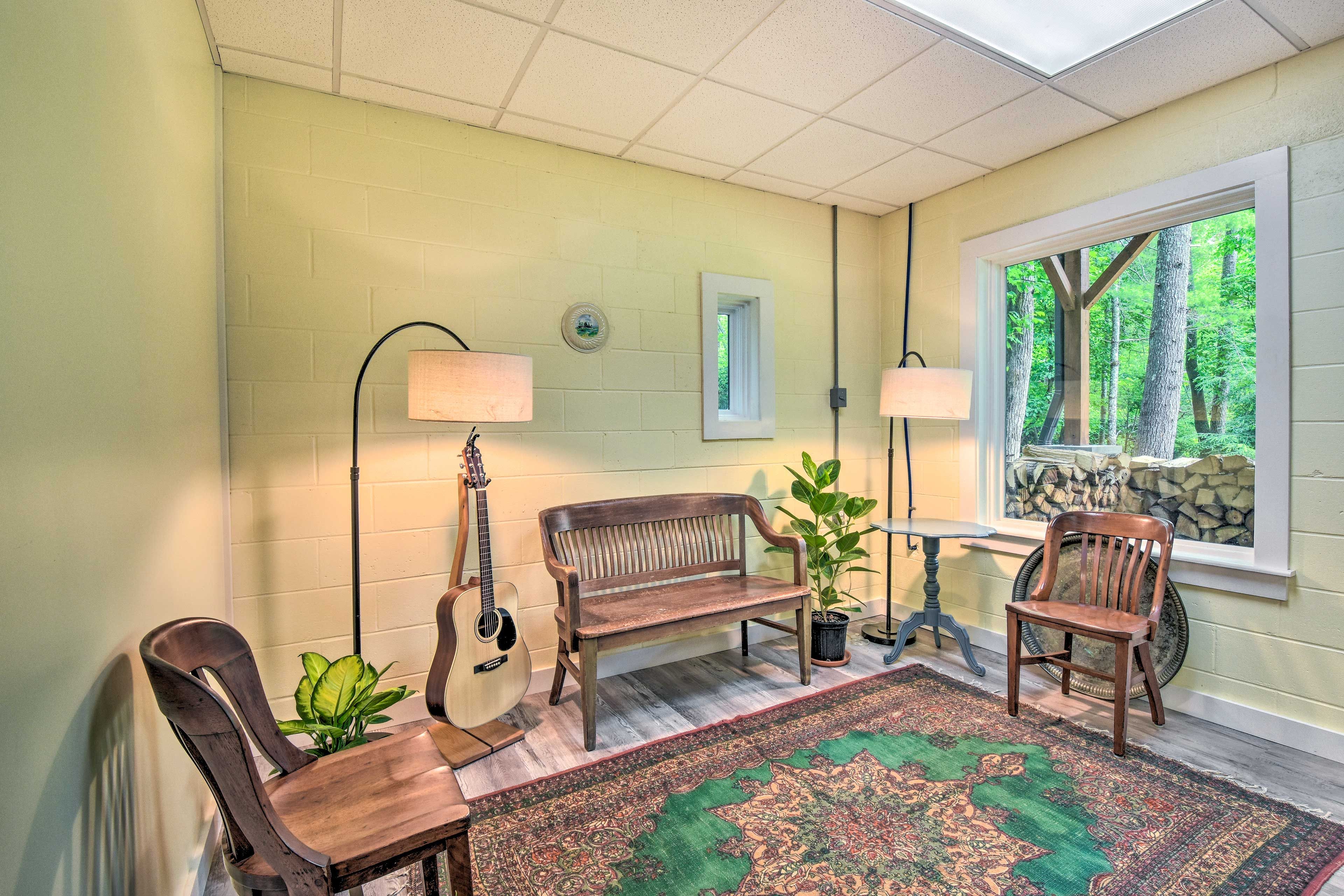 Sitting Area | 1st Floor