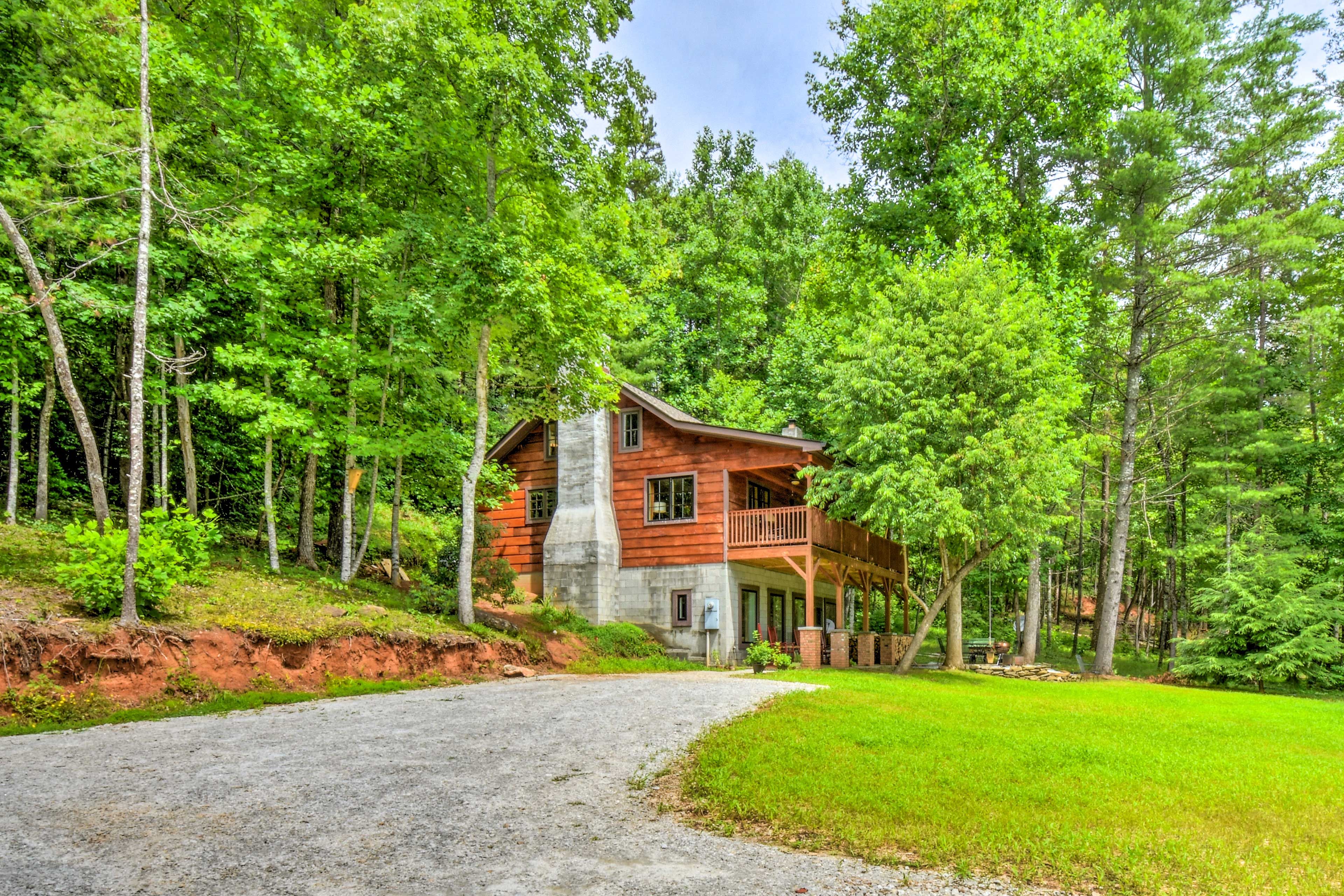 Property Exterior | Gravel Driveway (4 Vehicles)