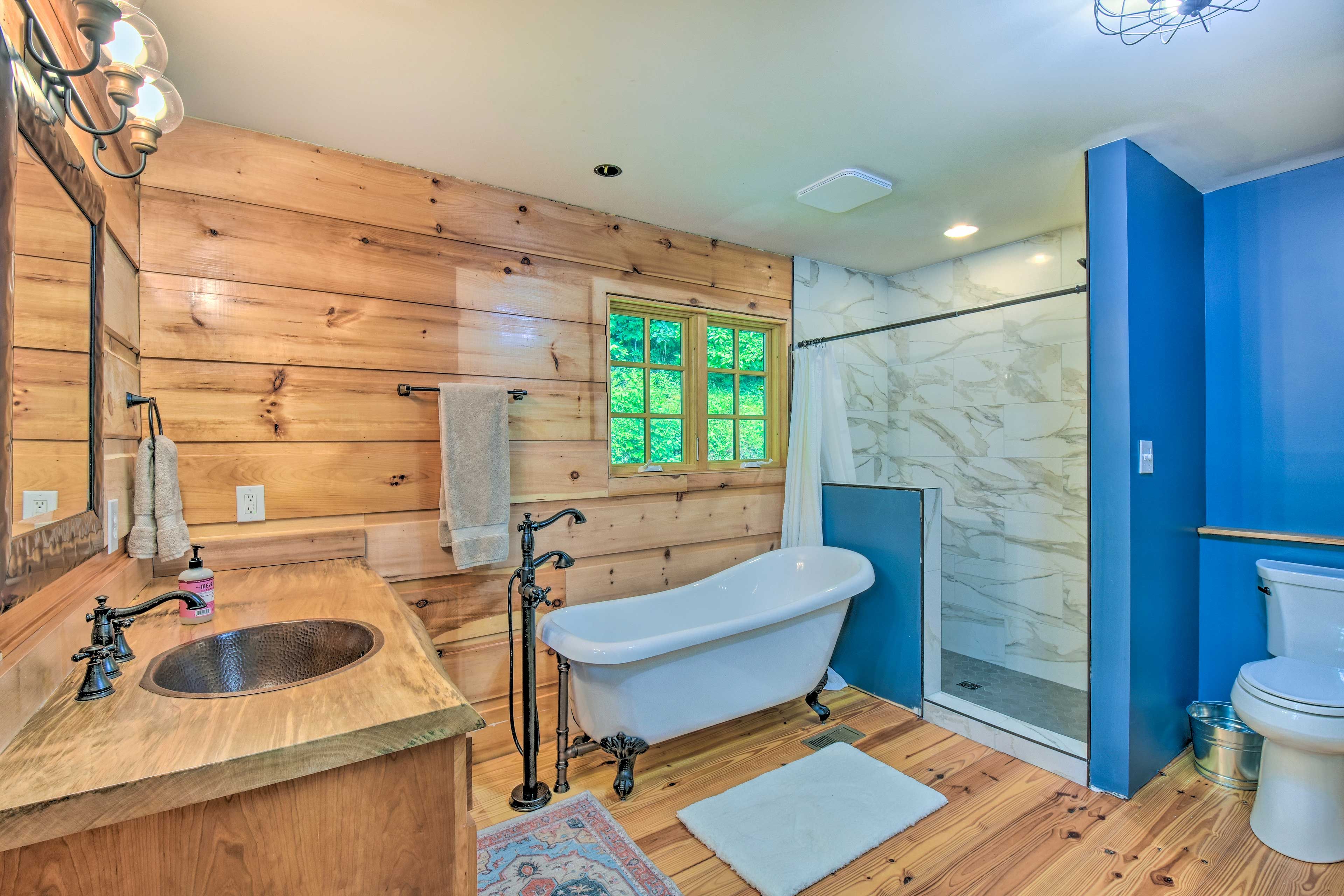 En-Suite Bathroom | 2nd Floor | Complimentary Toiletries | Towels Provided