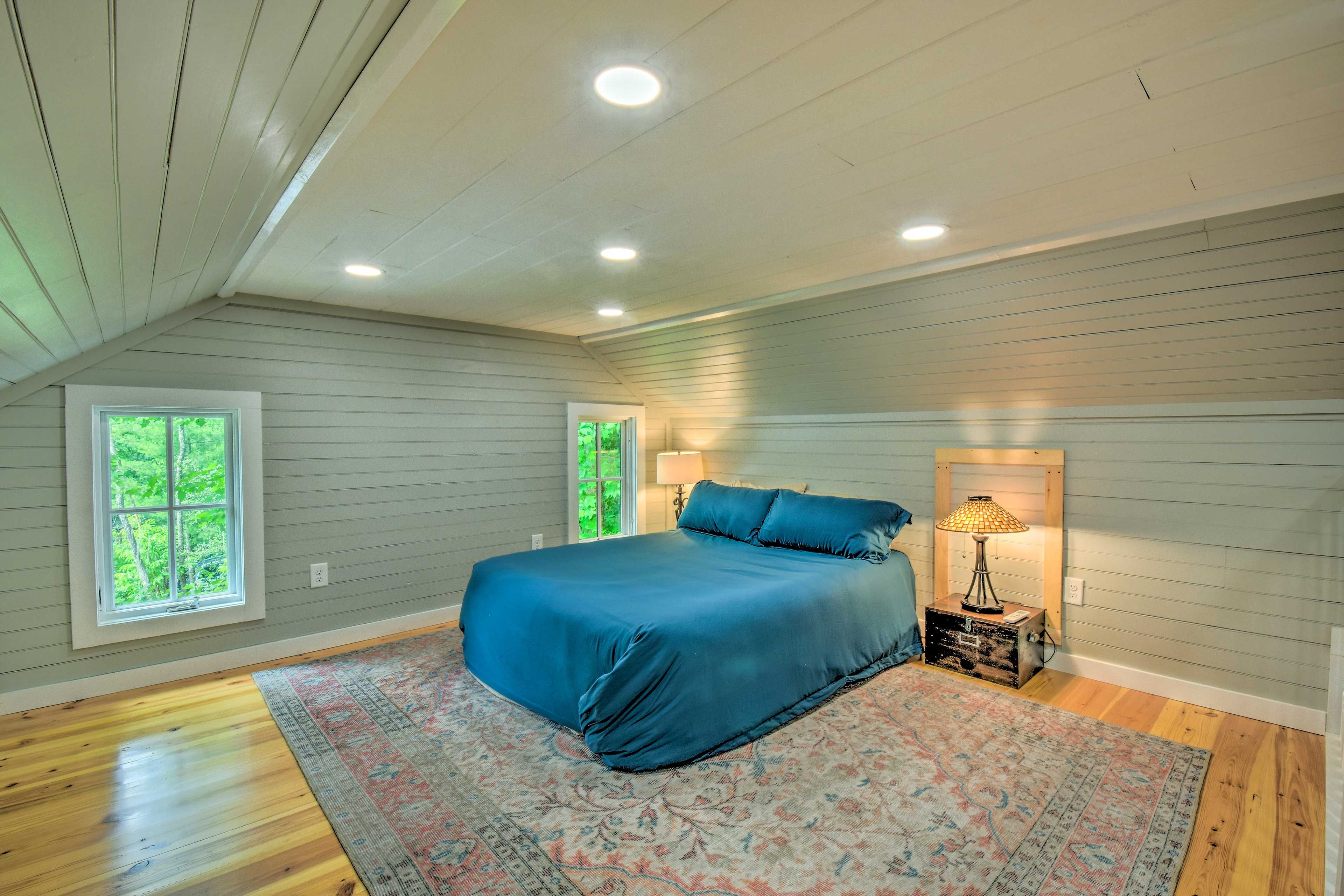 Loft | Queen Air Mattress | 3rd Floor