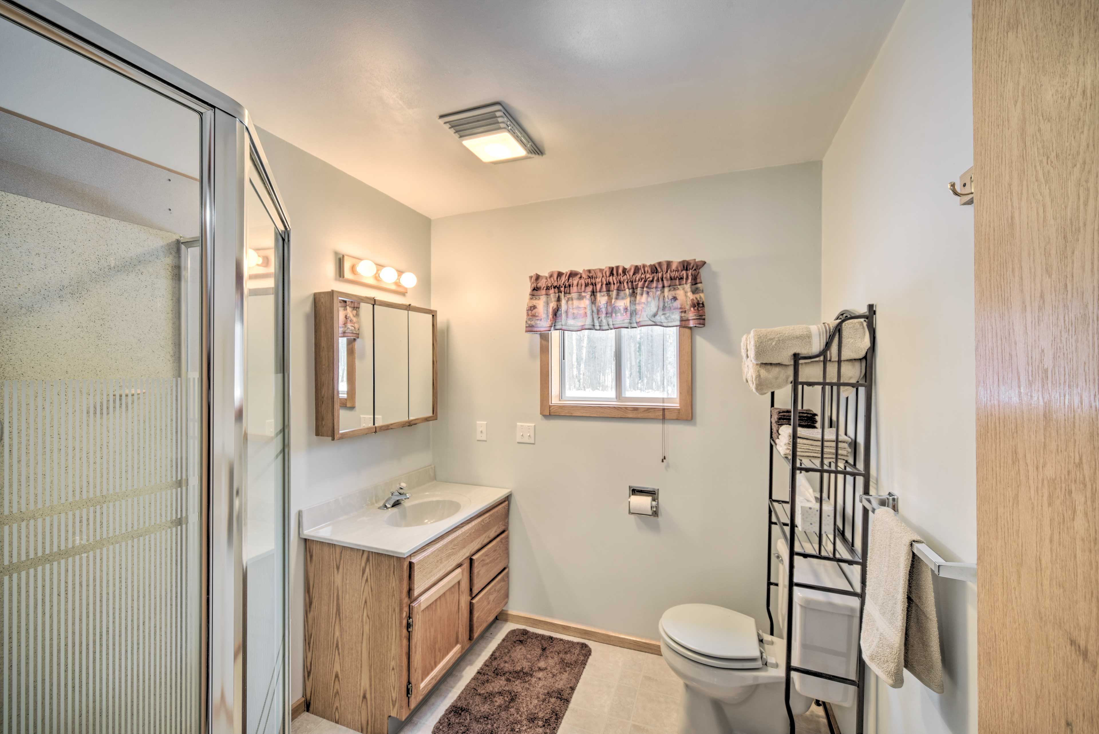 Full Bathroom | Towels Provided | Complimentary Toiletries