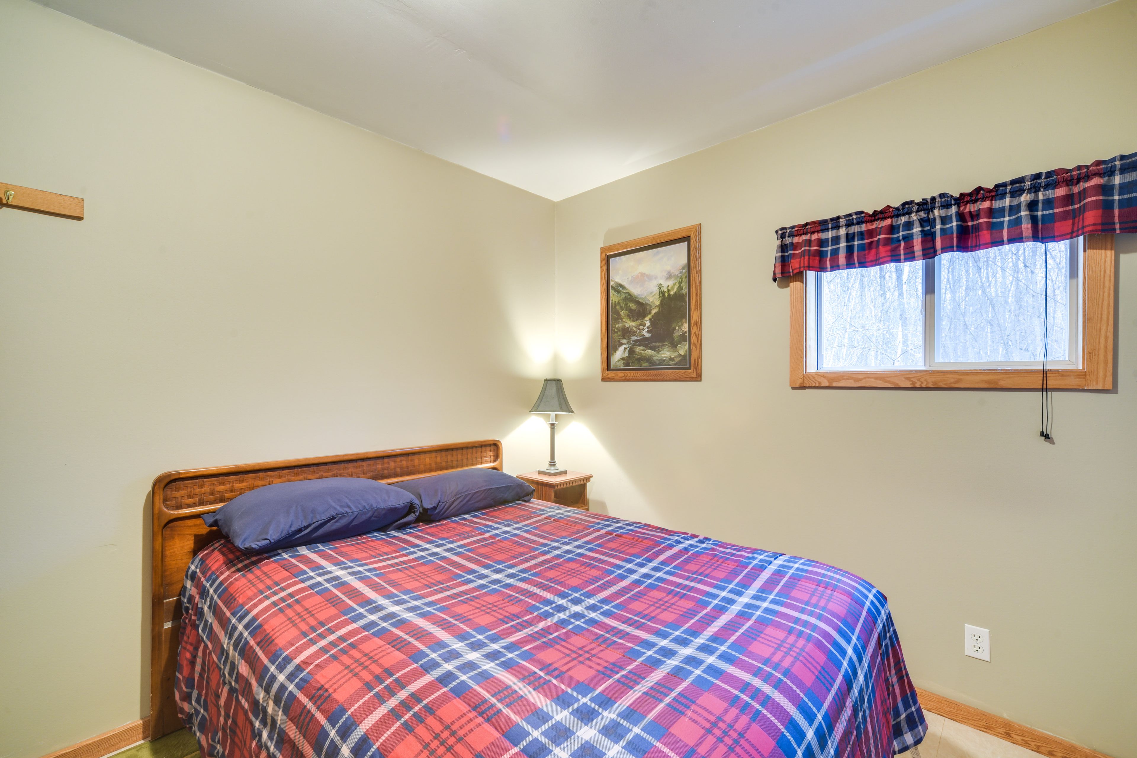 Bedroom 1 | Main Level | Queen Bed