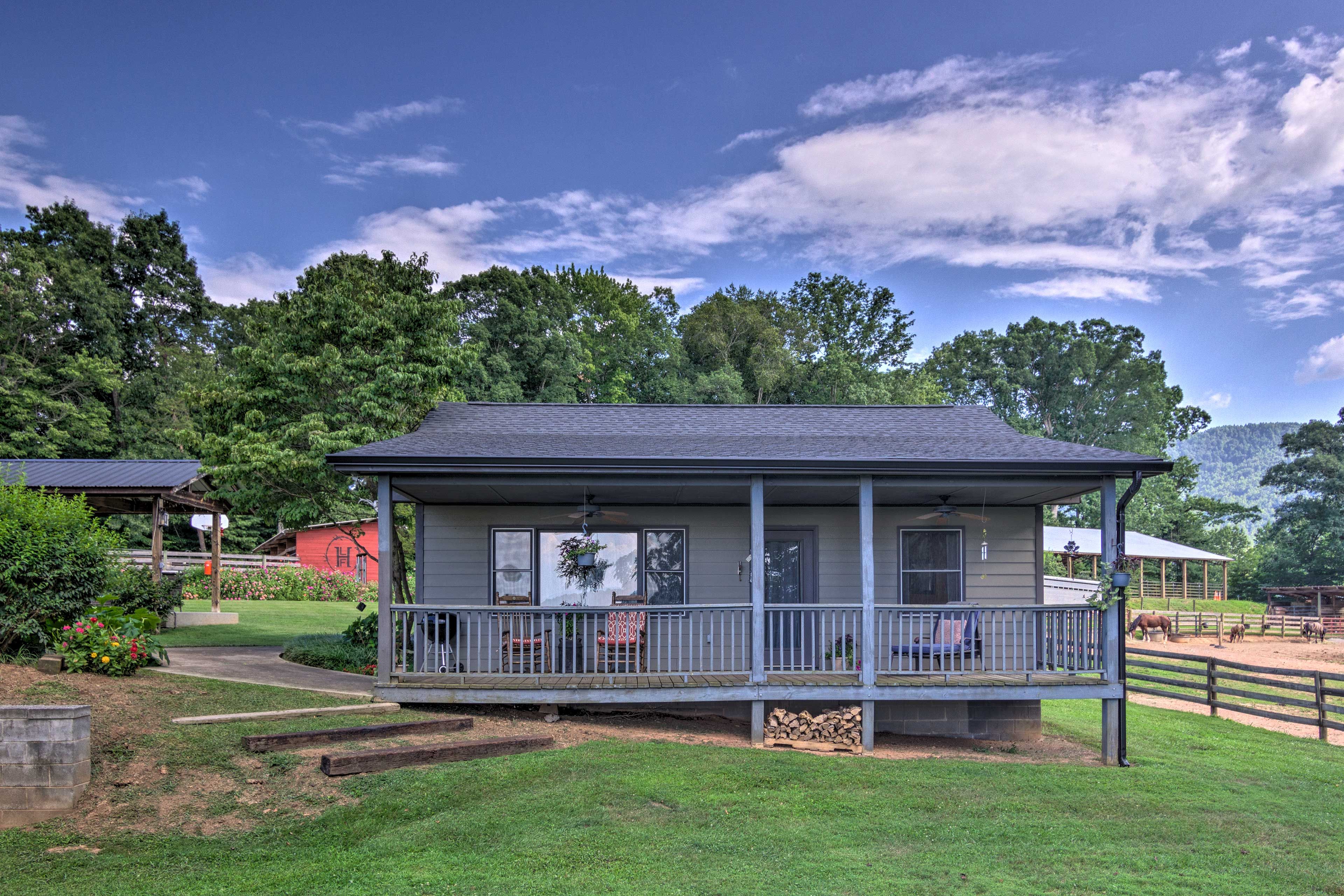 Parking | Driveway (1 Vehicle) | RV/Trailer Parking Allowed On-Site