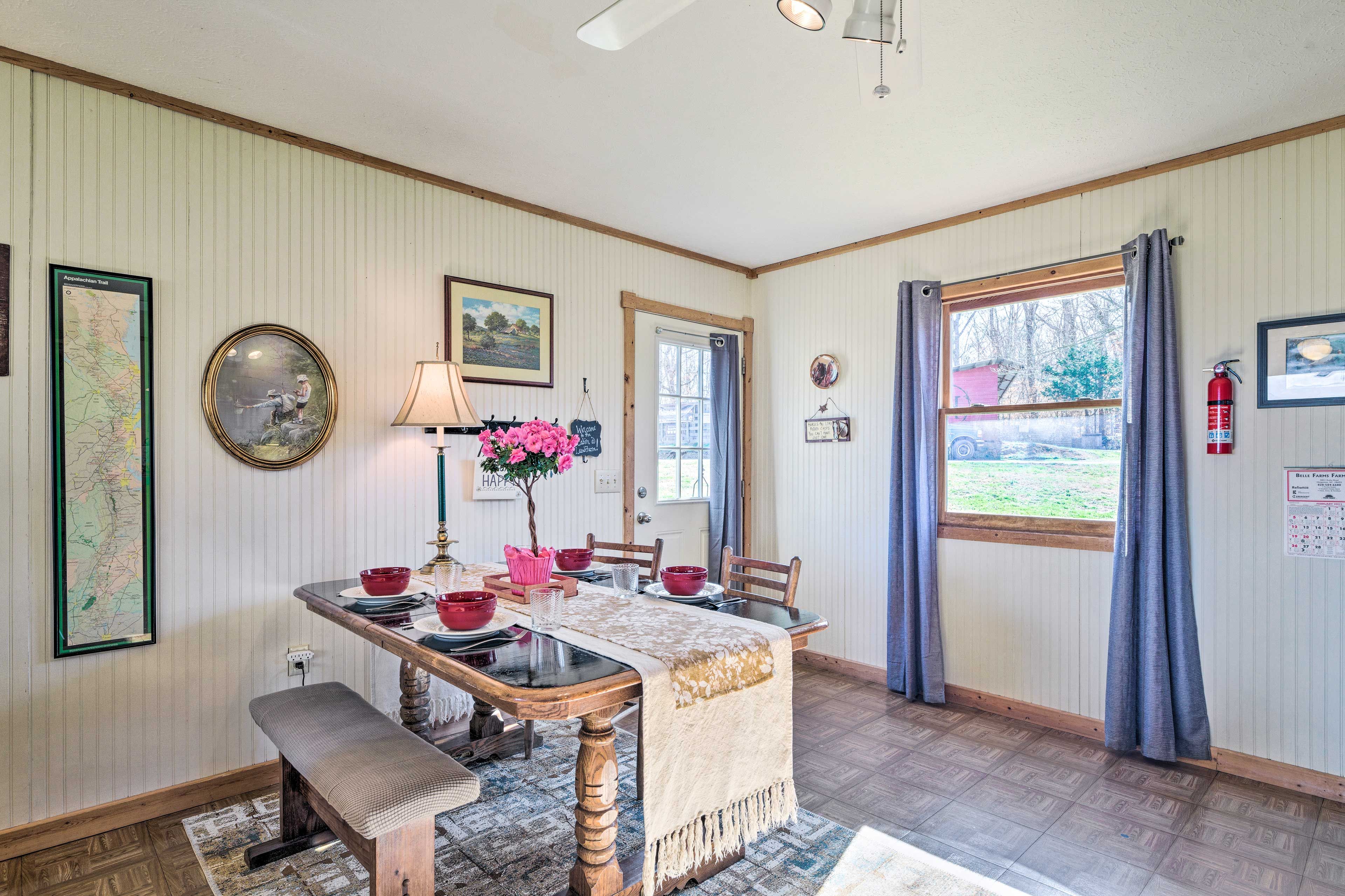 Dining Area | Dishes & Flatware Provided