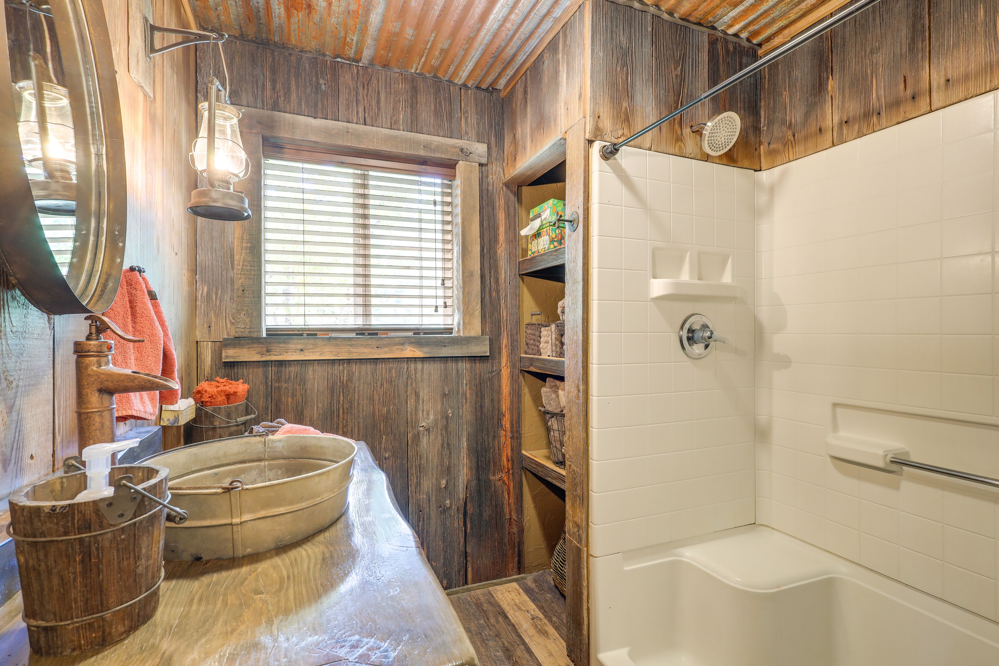 Full Bathroom | 1st Floor | Towels & Complimentary Toiletries Provided