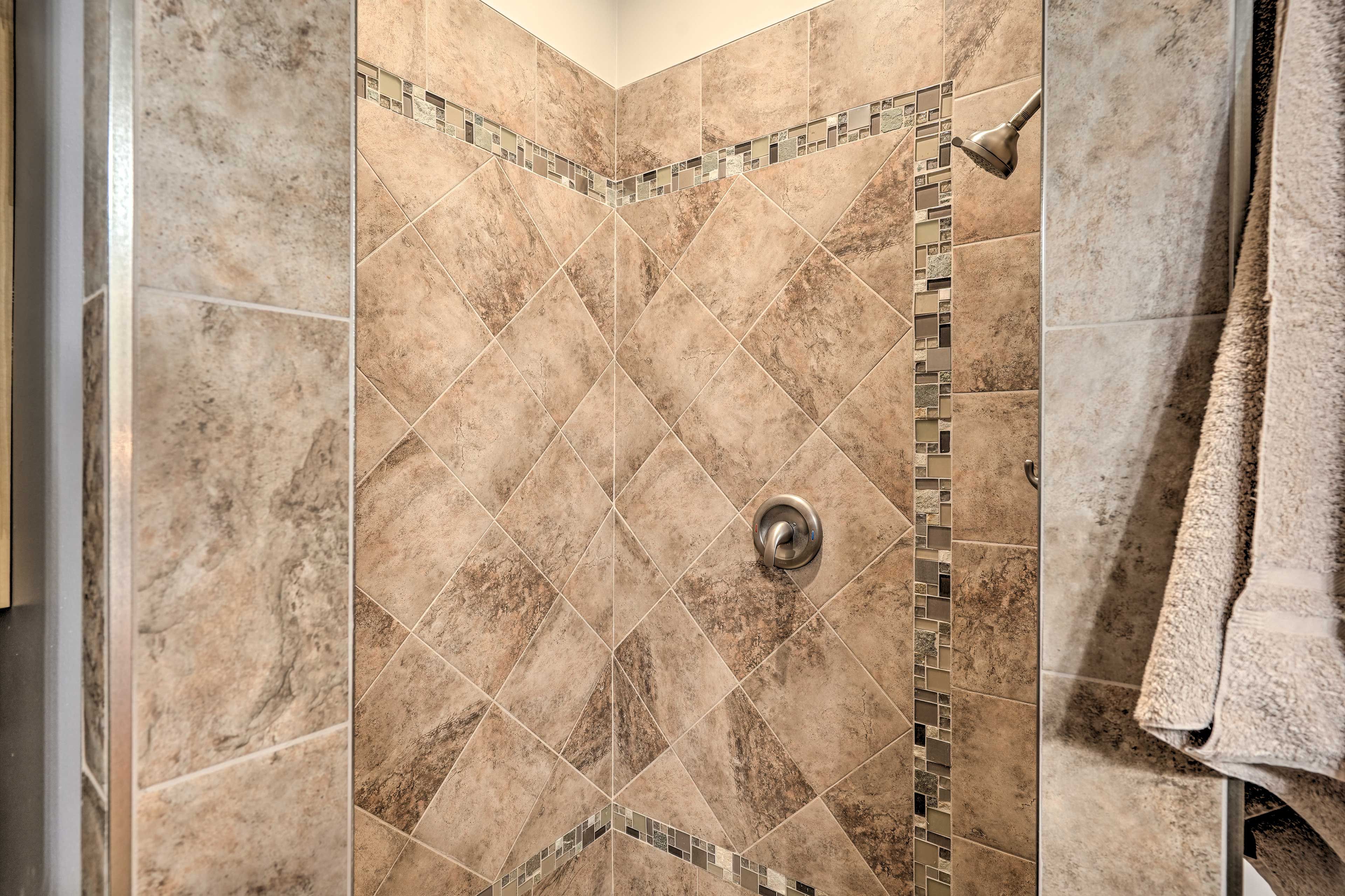 Full Bathroom | Towels Provided | Complimentary Toiletries