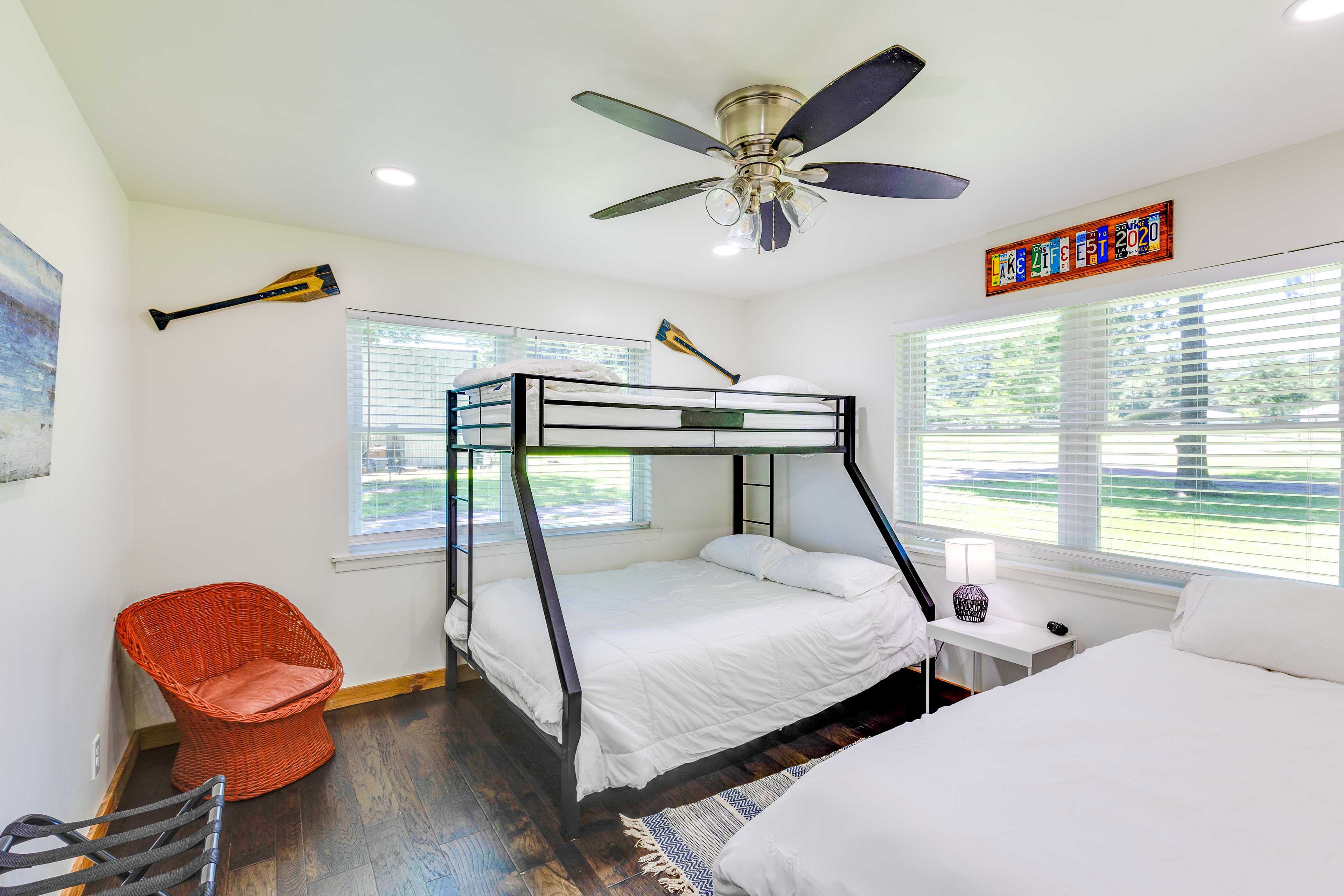 Bedroom 2 | Twin/Queen Bunk Bed | Queen Bed