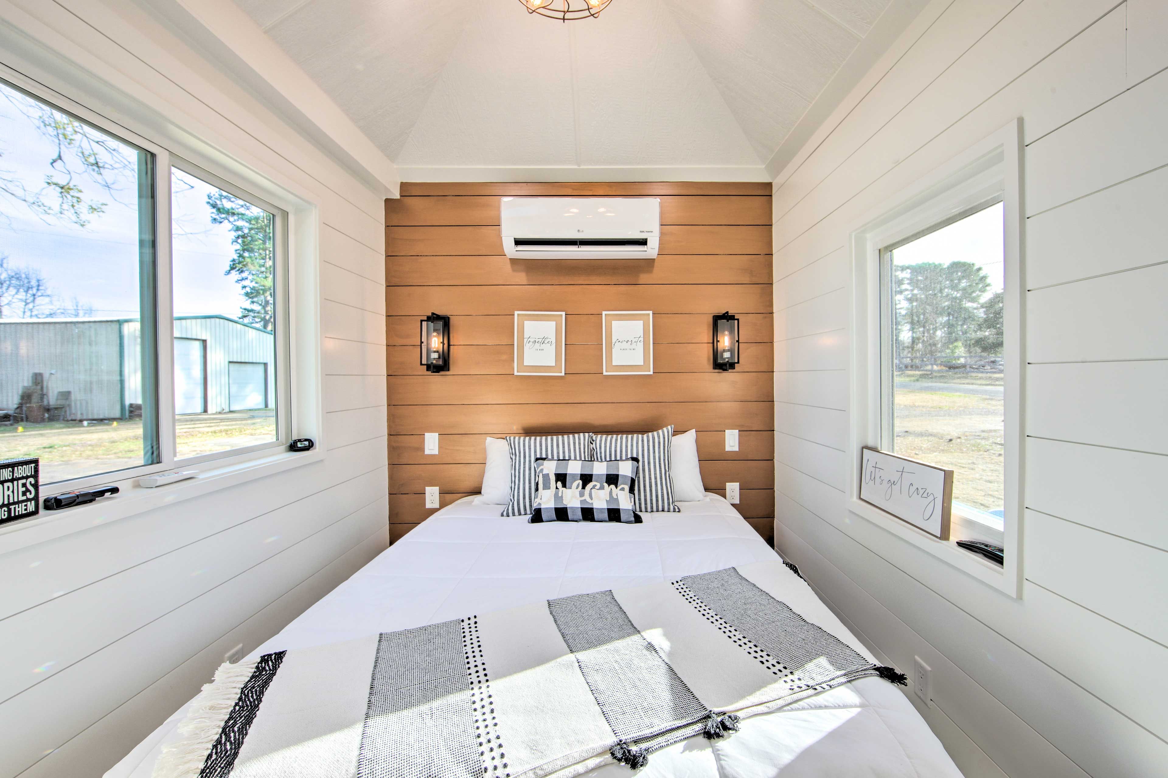 Bedroom | Queen Bed