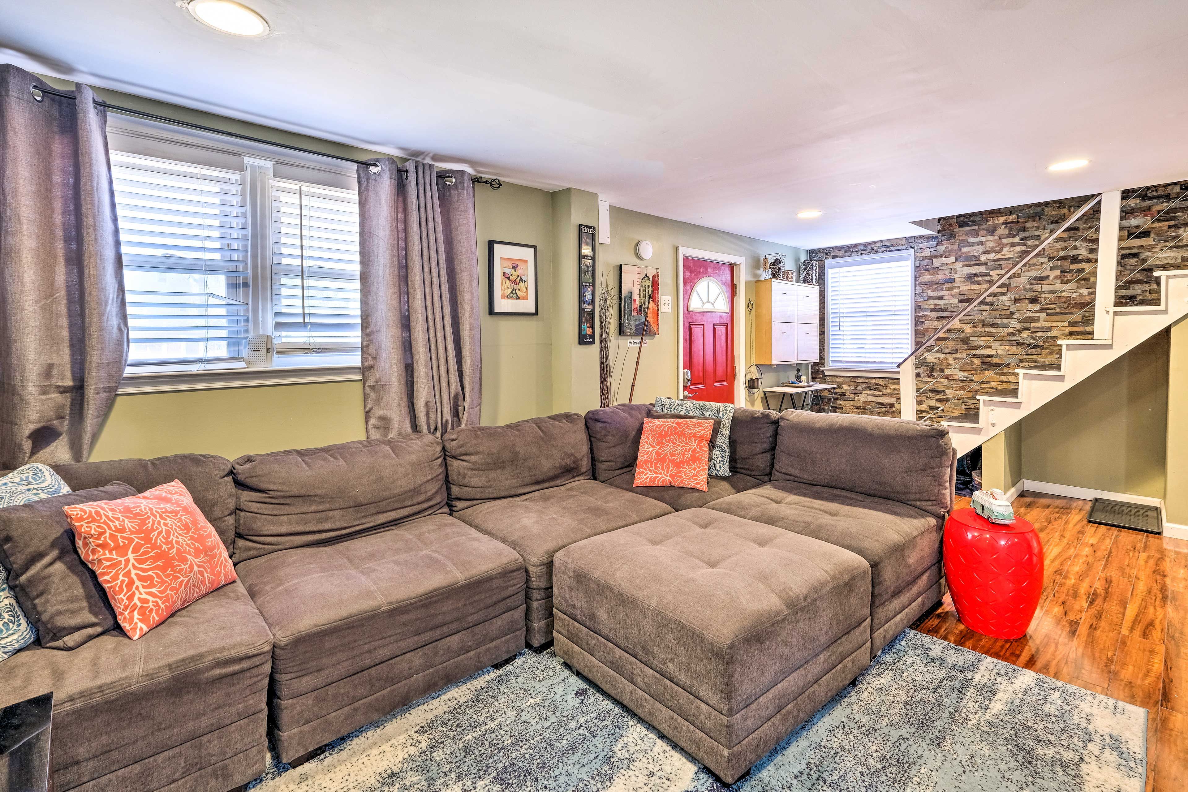 Living Room | Flat-Screen TV w/ Netflix & Amazon Fire Stick