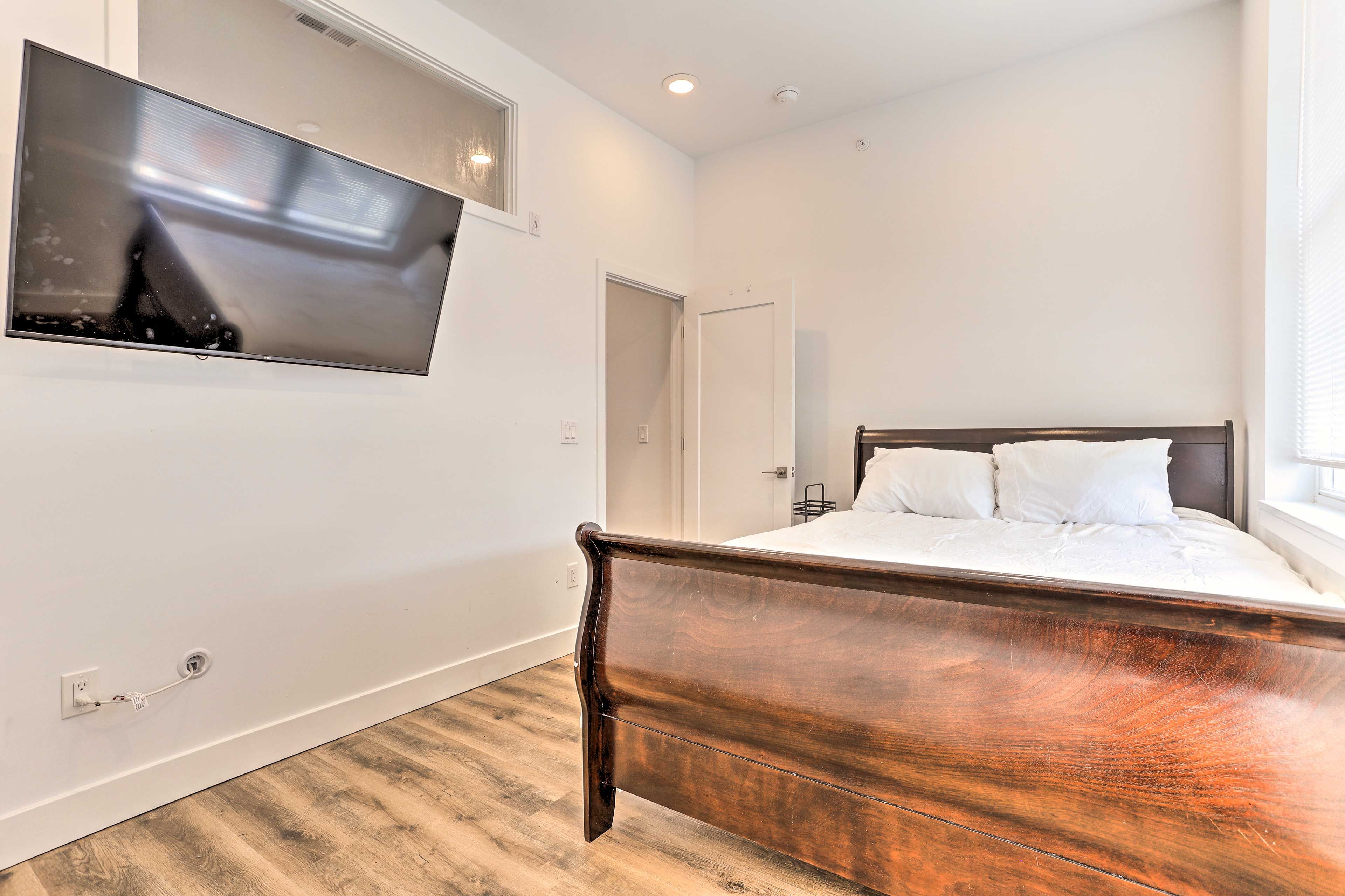 Bedroom | Queen Bed | Flat-Screen Cable TV
