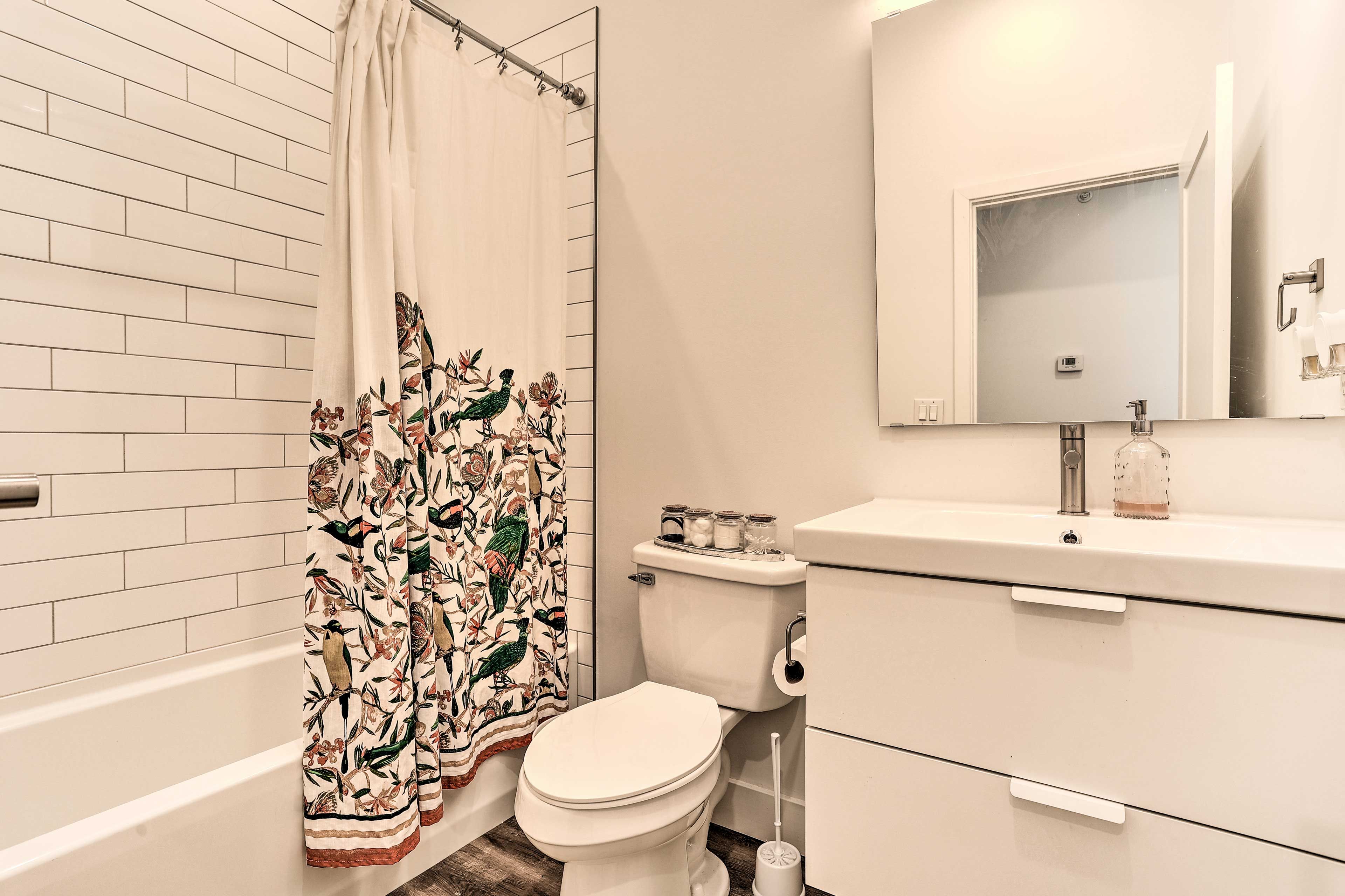 Full Bathroom | Towels Provided