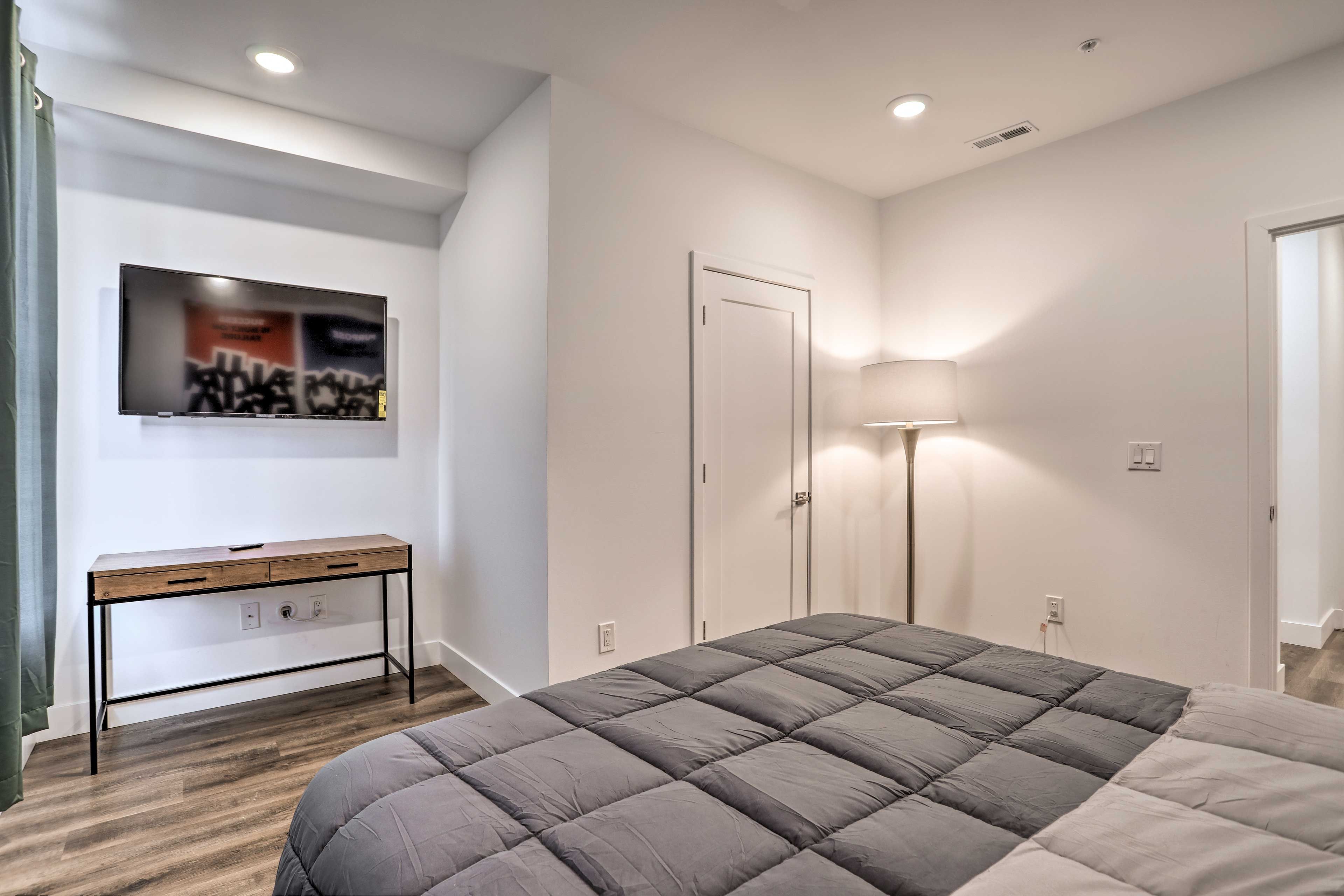 Bedroom | Flat-Screen Cable TV