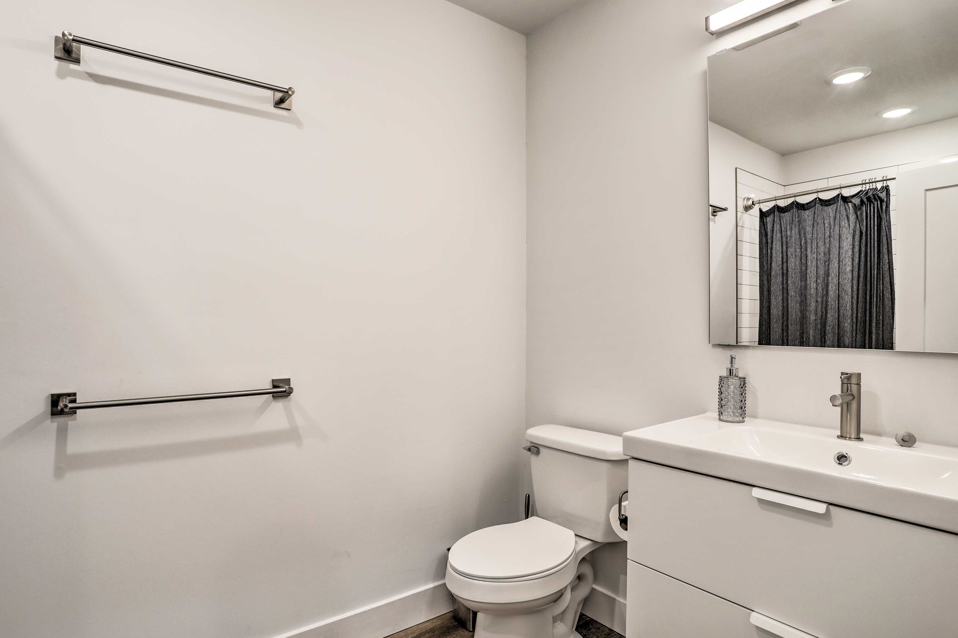 Full Bathroom | Towels Provided