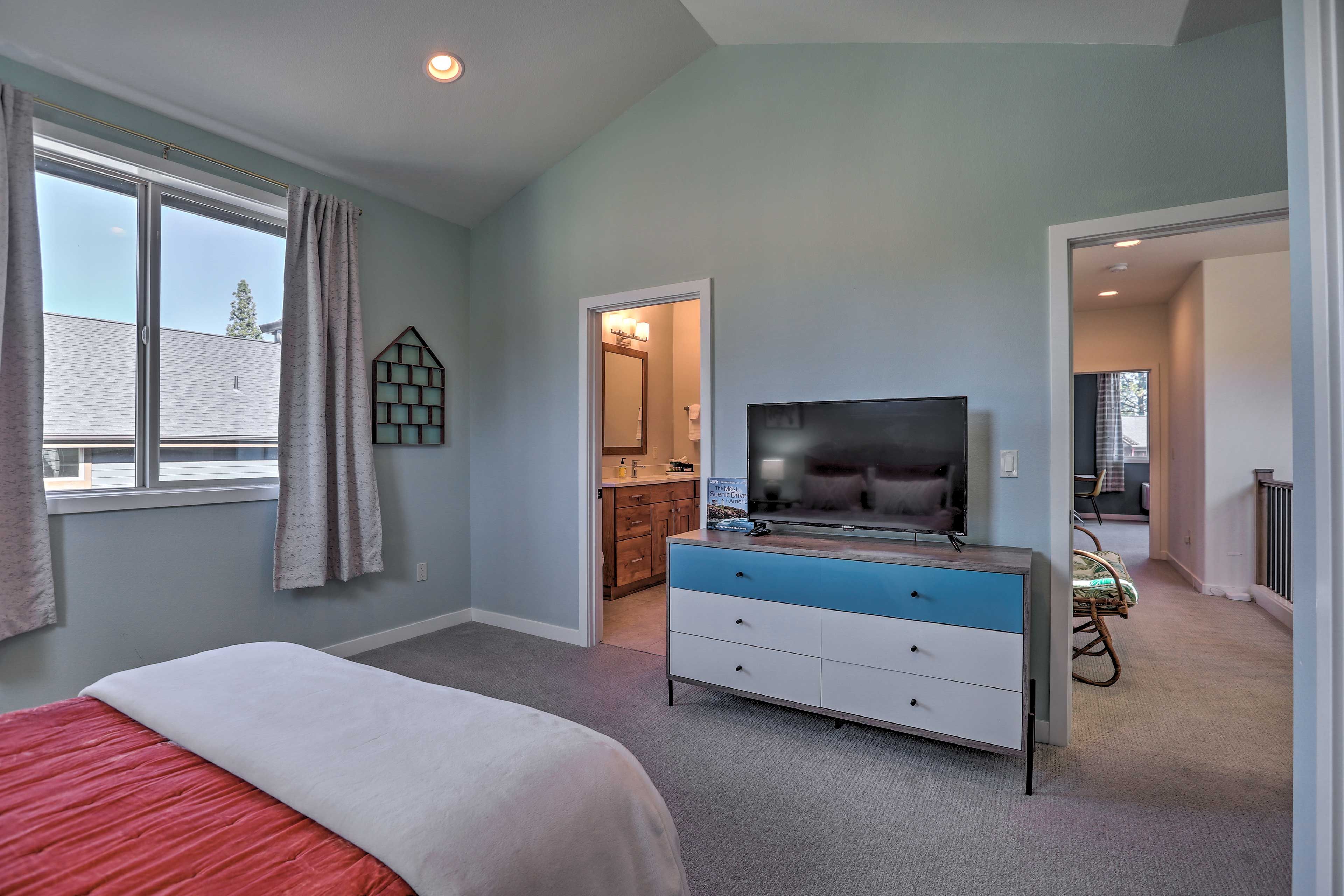 Bedroom 2 | Smart TV | Jack & Jill Bathroom