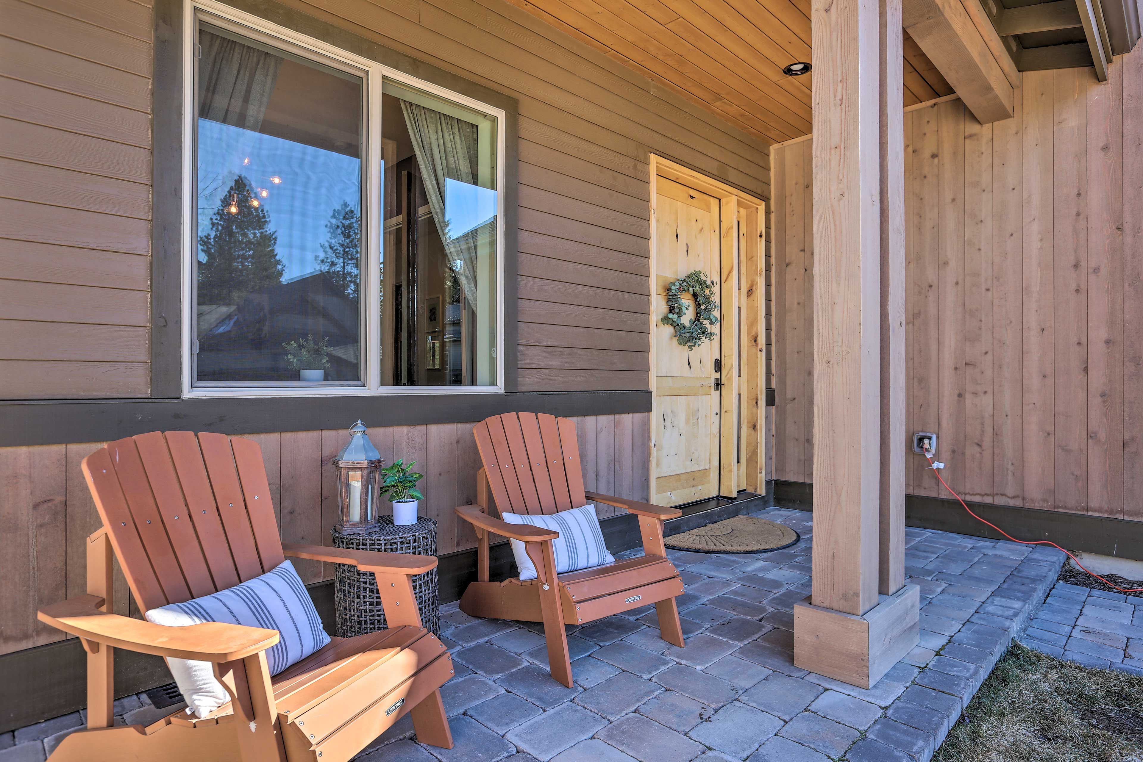 Covered Front Porch | Pet Friendly