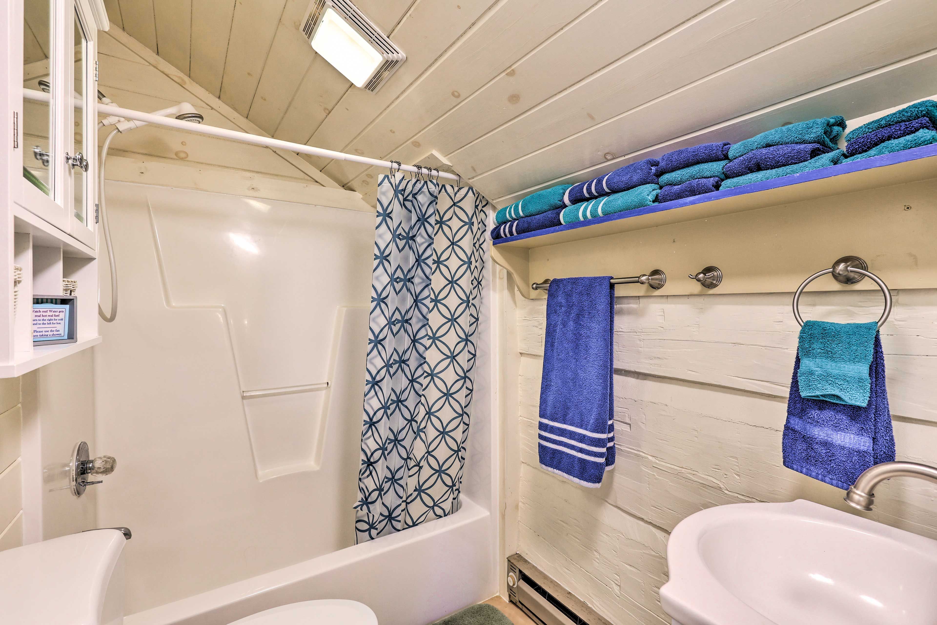 Full Bathroom | Towels Provided