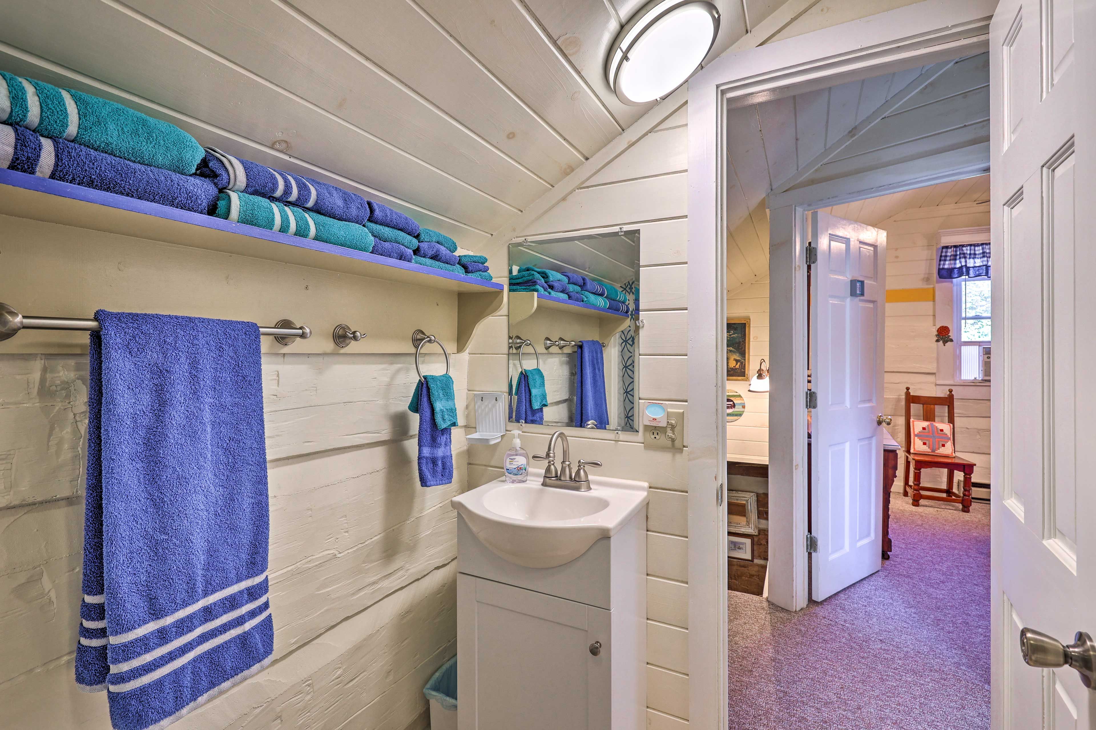 Full Bathroom | Complimentary Toiletries | Hair Dryer