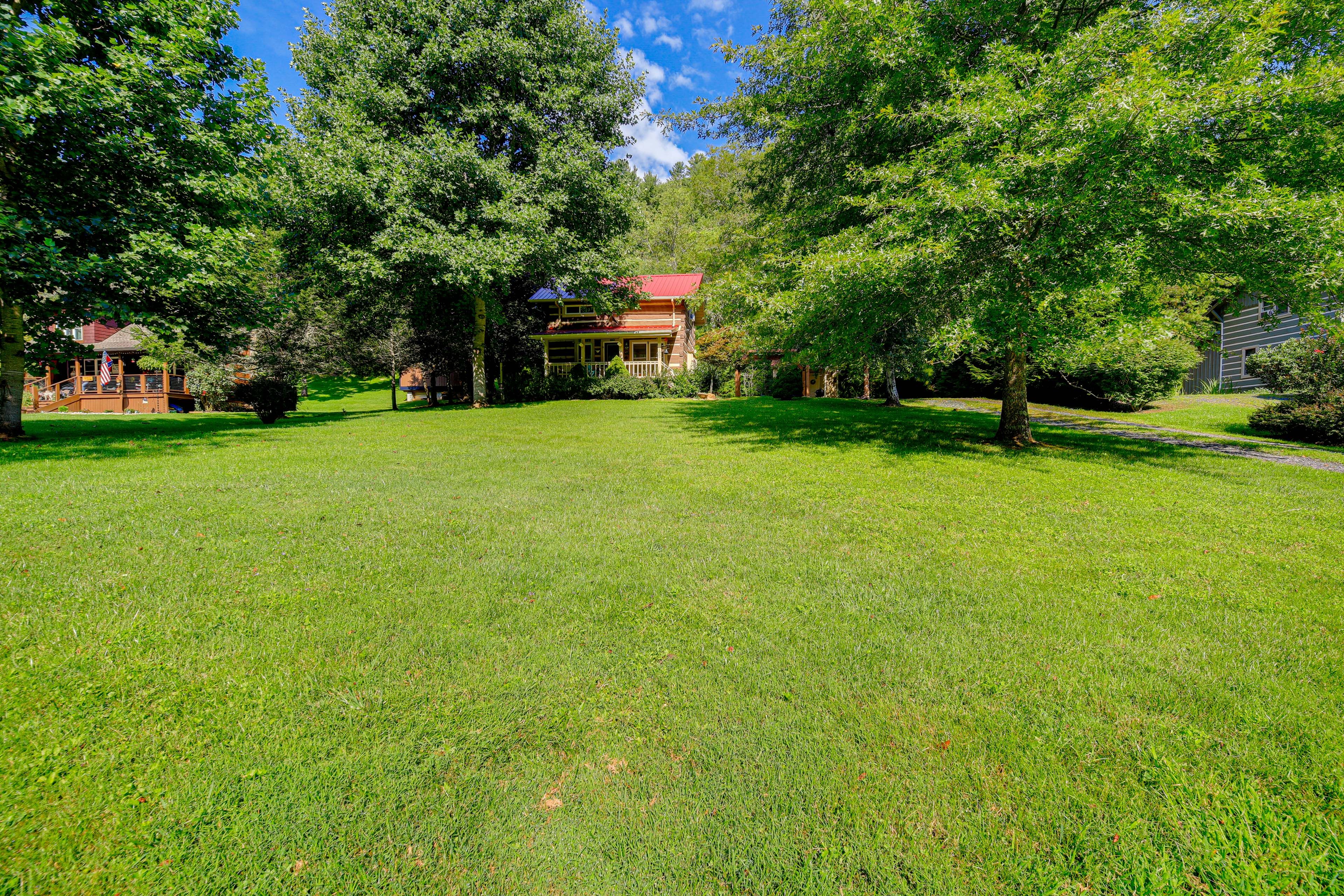 Spacious Front Yard