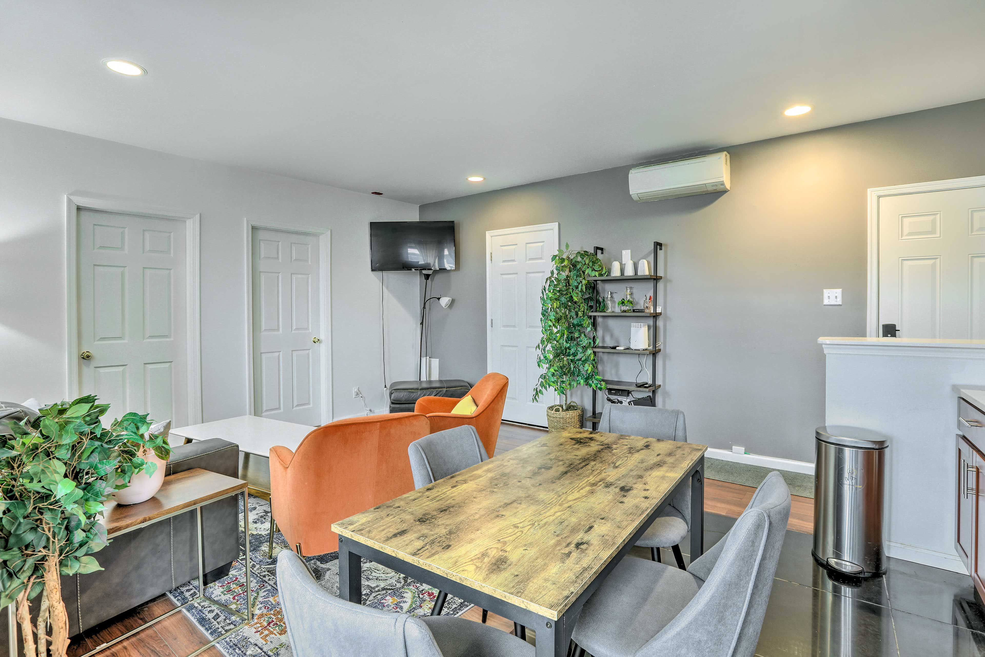 Living Space | Flat-Screen TV | Roku Connected | Laptop Friendly