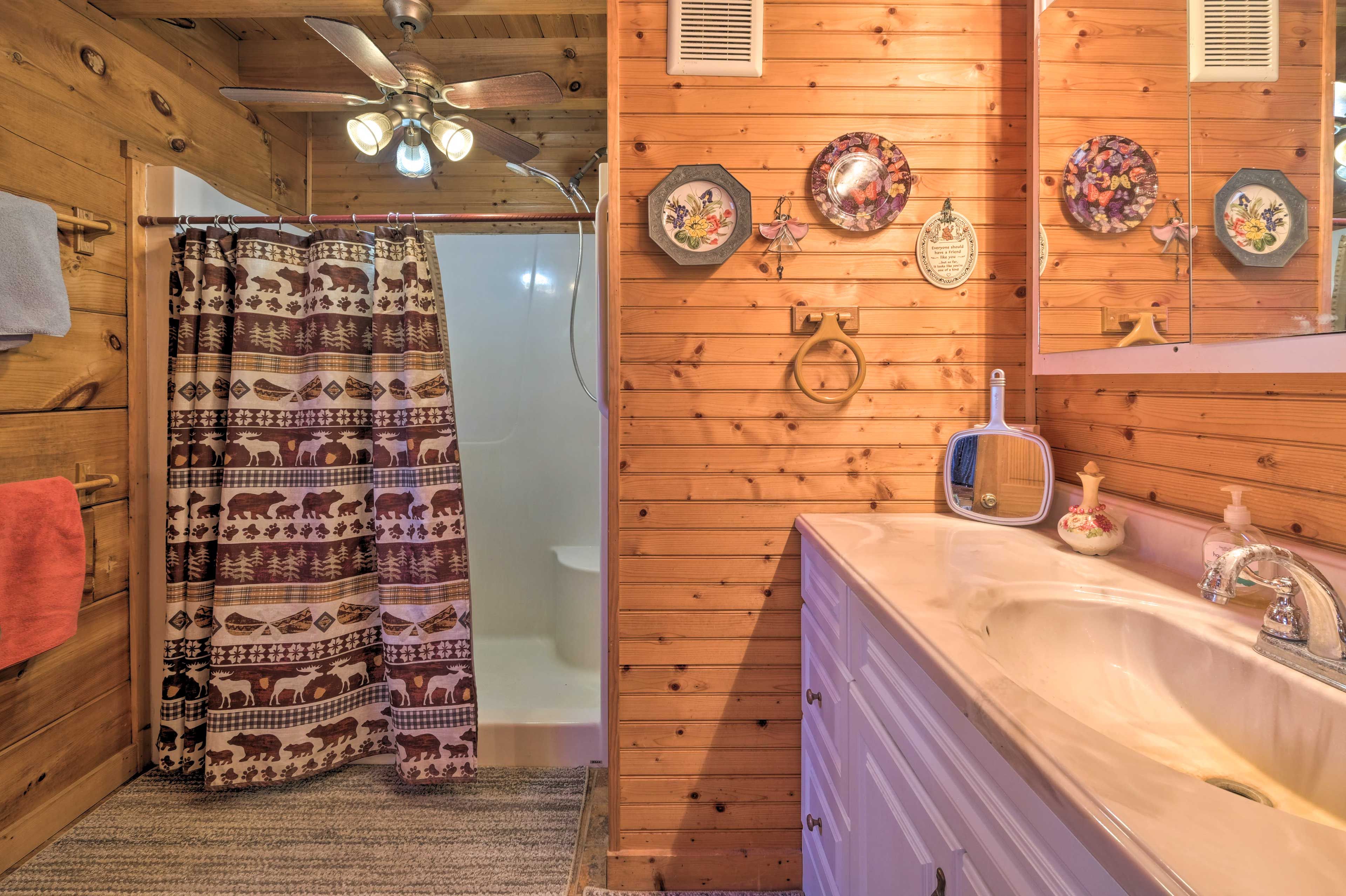 Full Bathroom | Towels Provided | Complimentary Toiletries