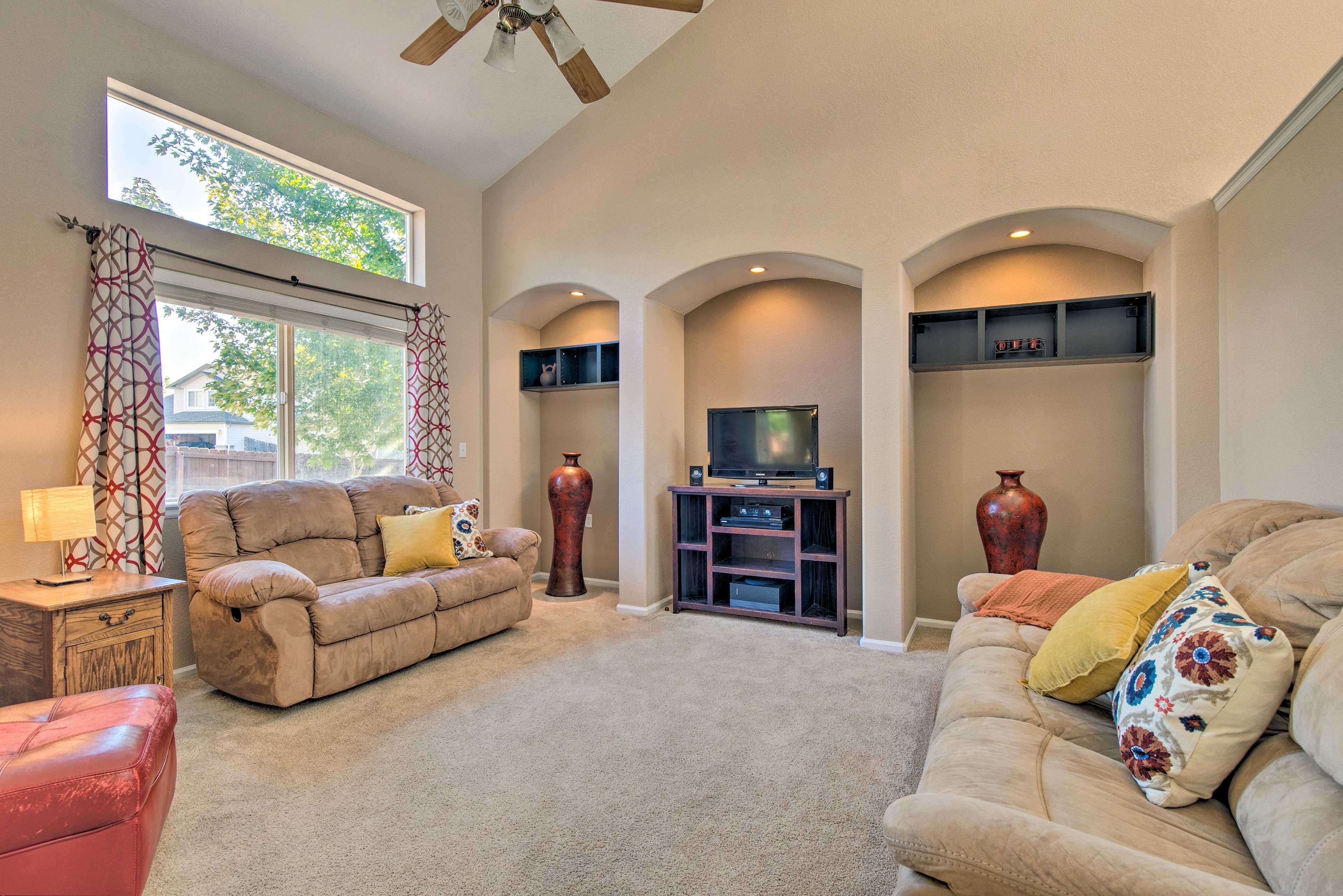 Living Room | Free WiFi | Central A/C | Smart TV