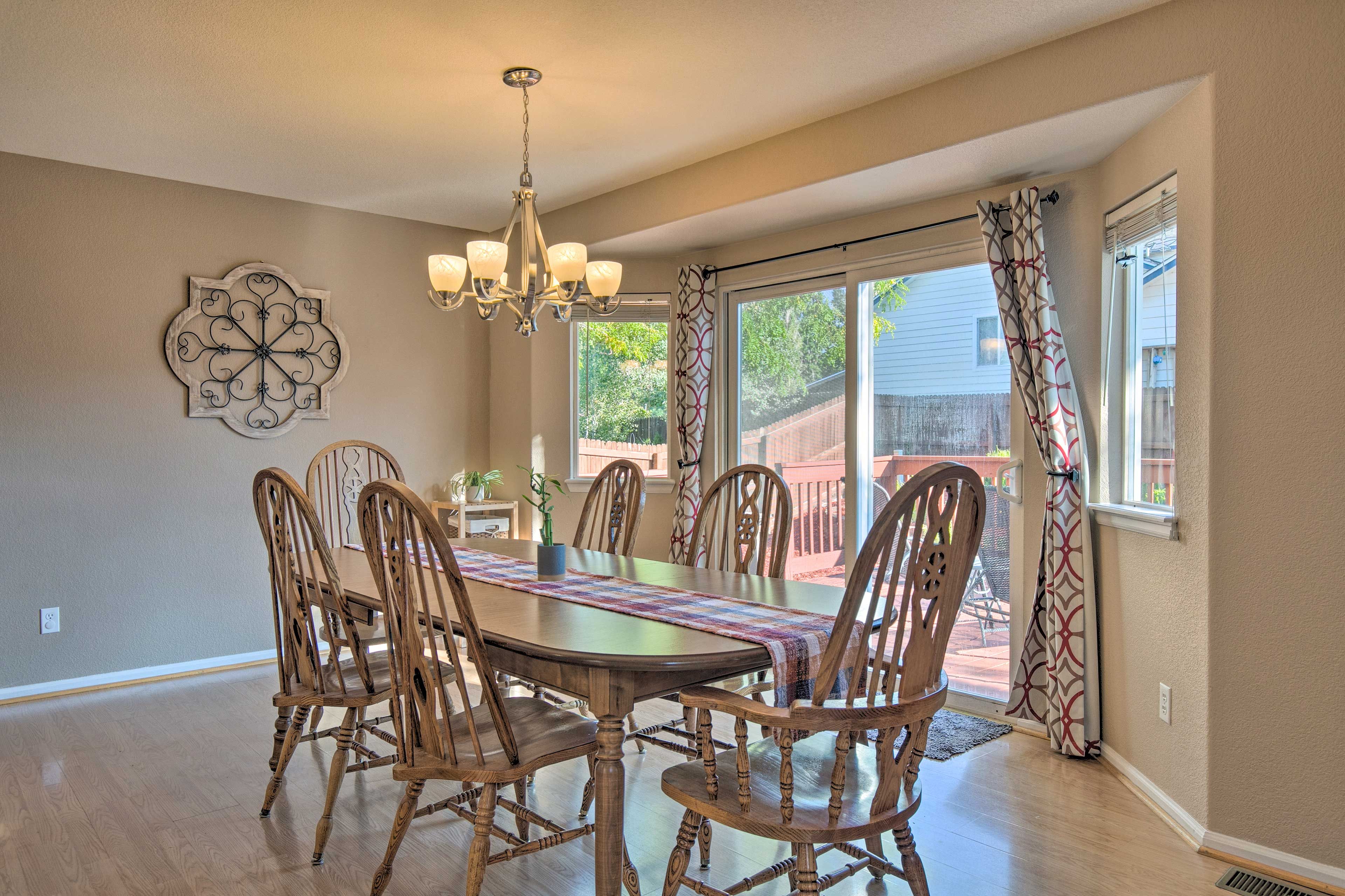Dining Area | Dishware/Flatware Provided