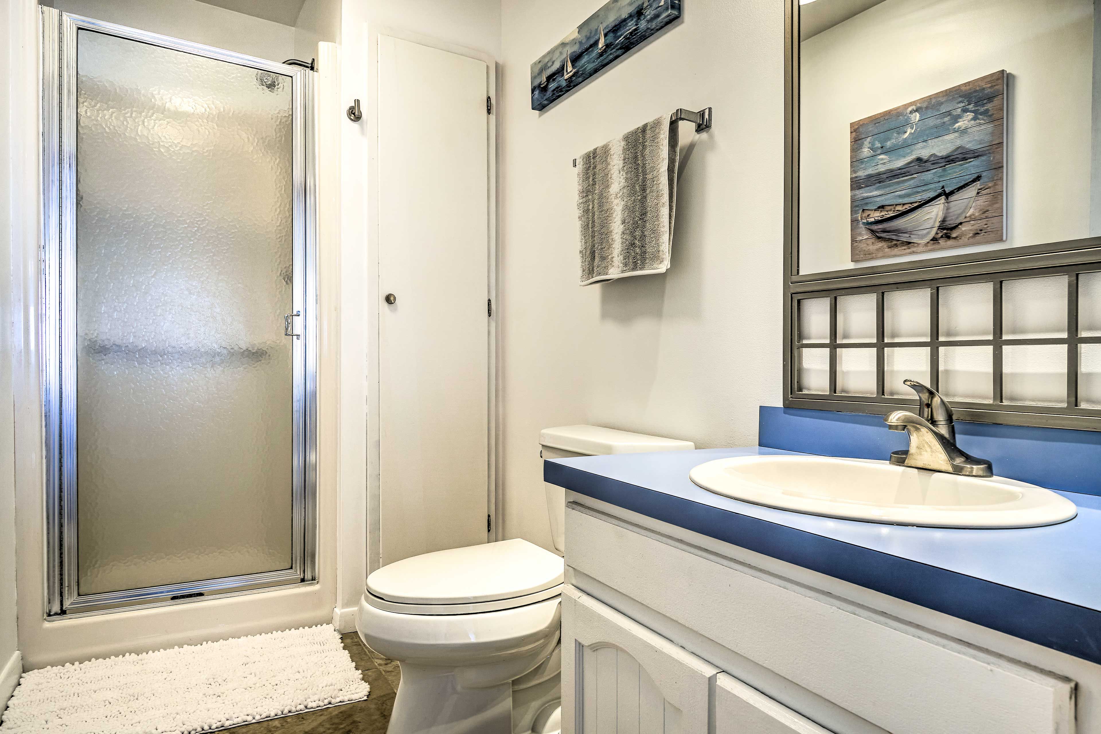 Full Bathroom | Complimentary Toiletries | Towels Provided