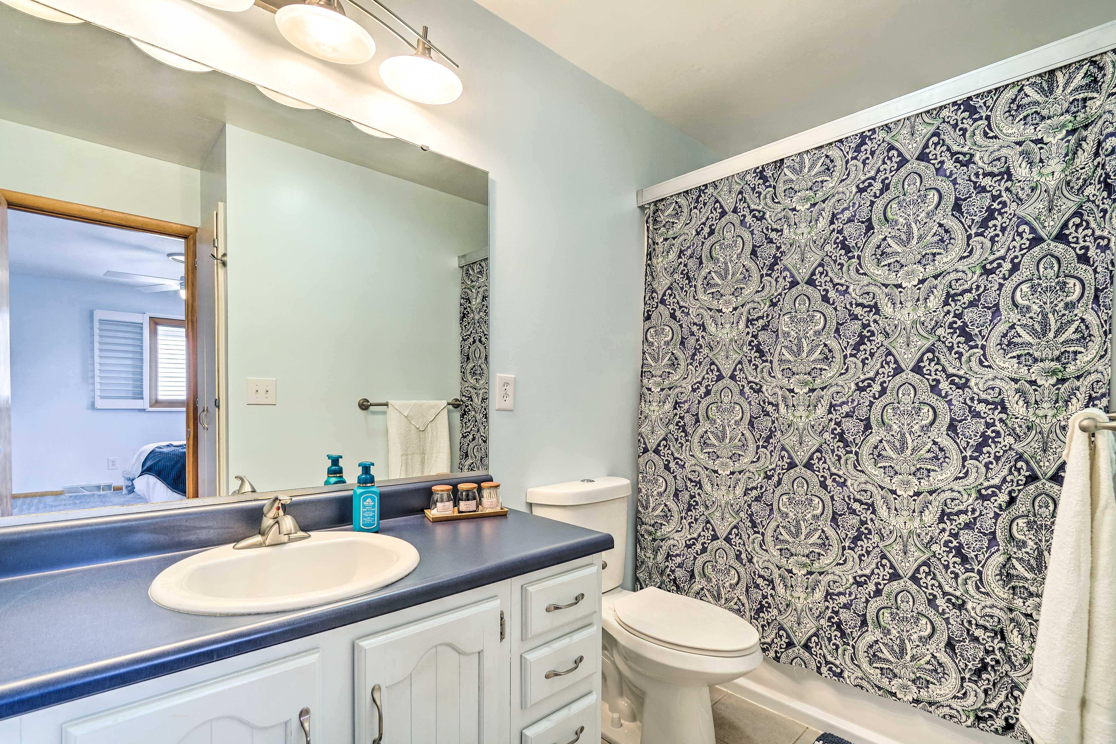 En-Suite Bathroom | Complimentary Toiletries | Towels Provided