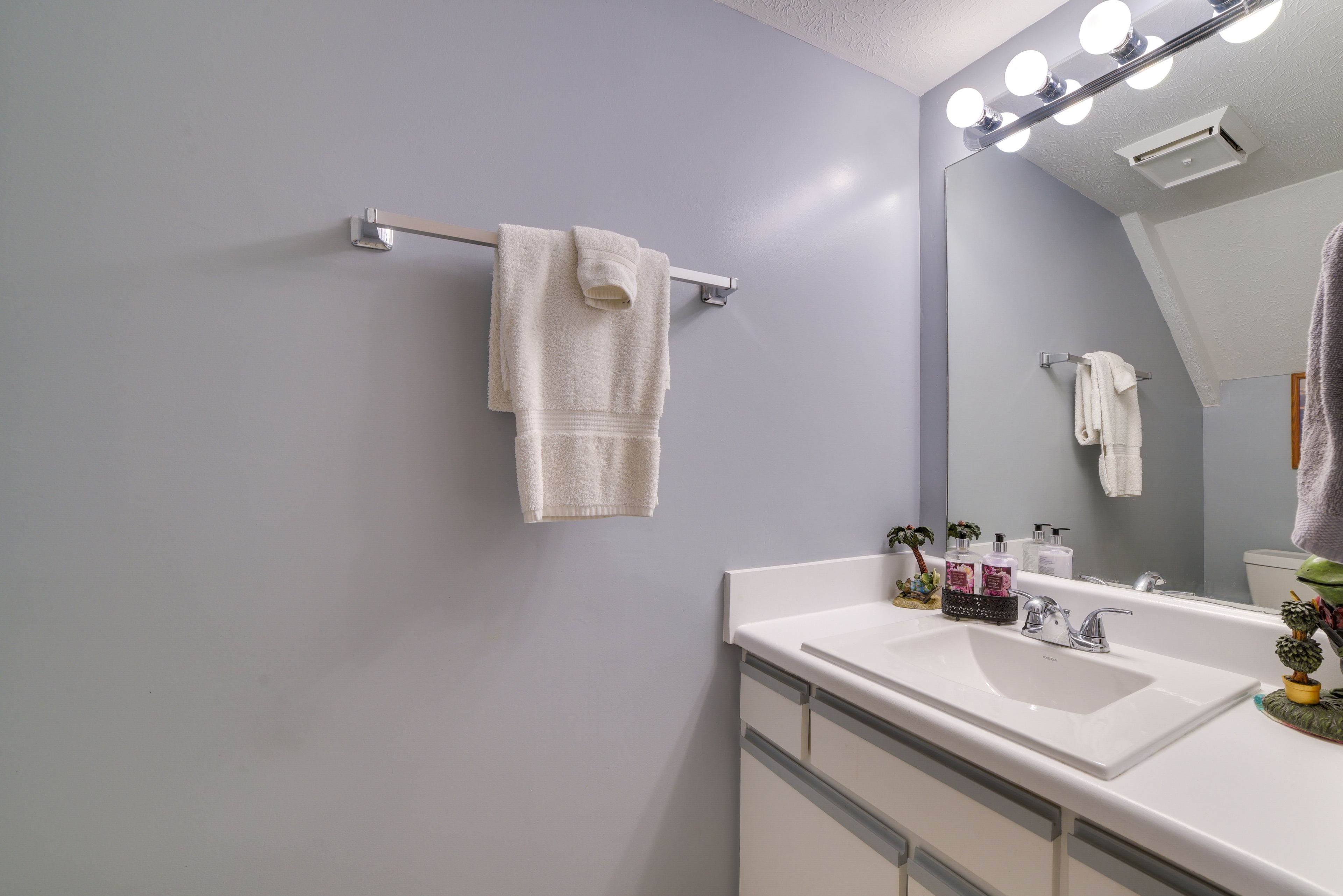 Half Bathroom | 1st Floor