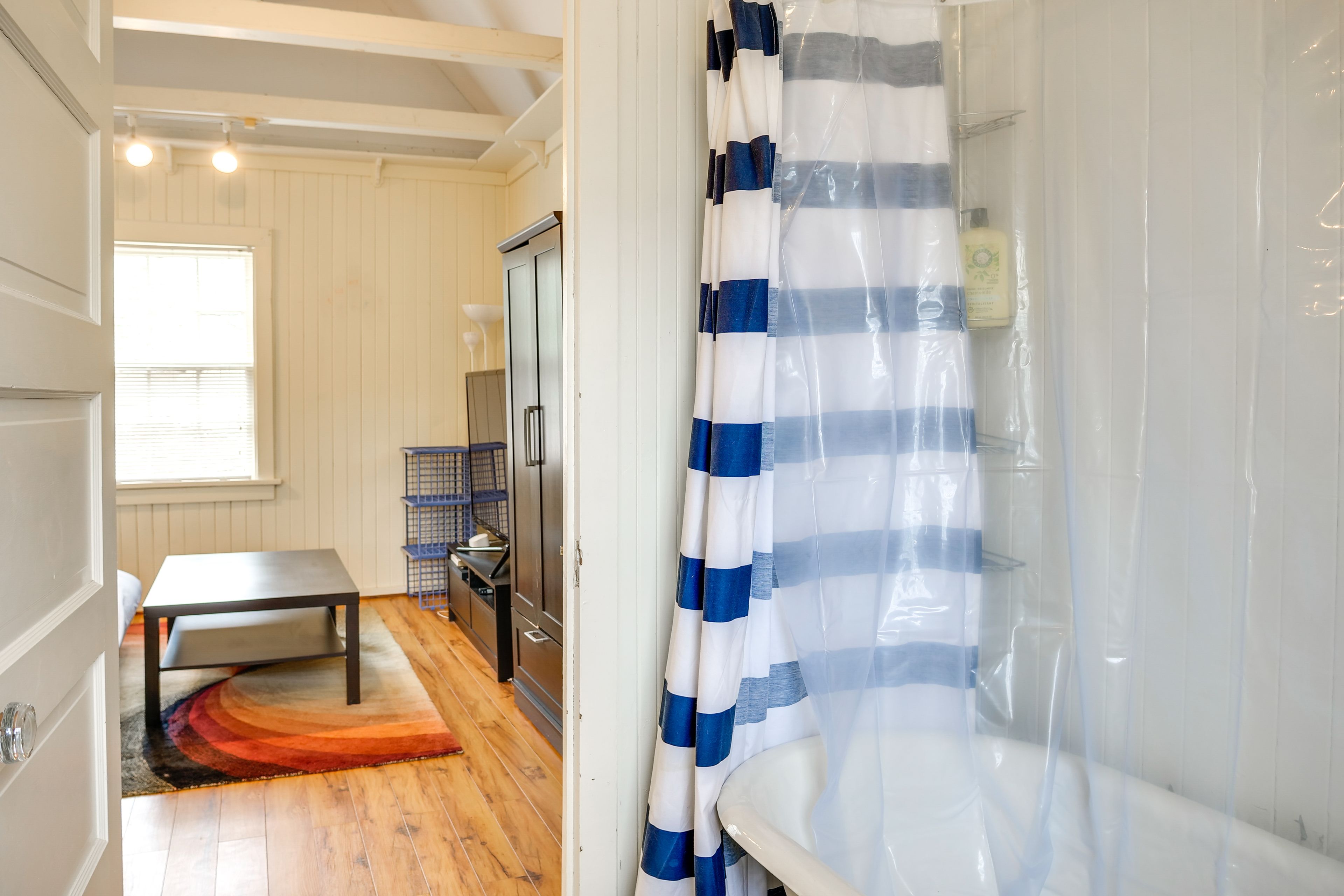 Full Bathroom | Towels Provided