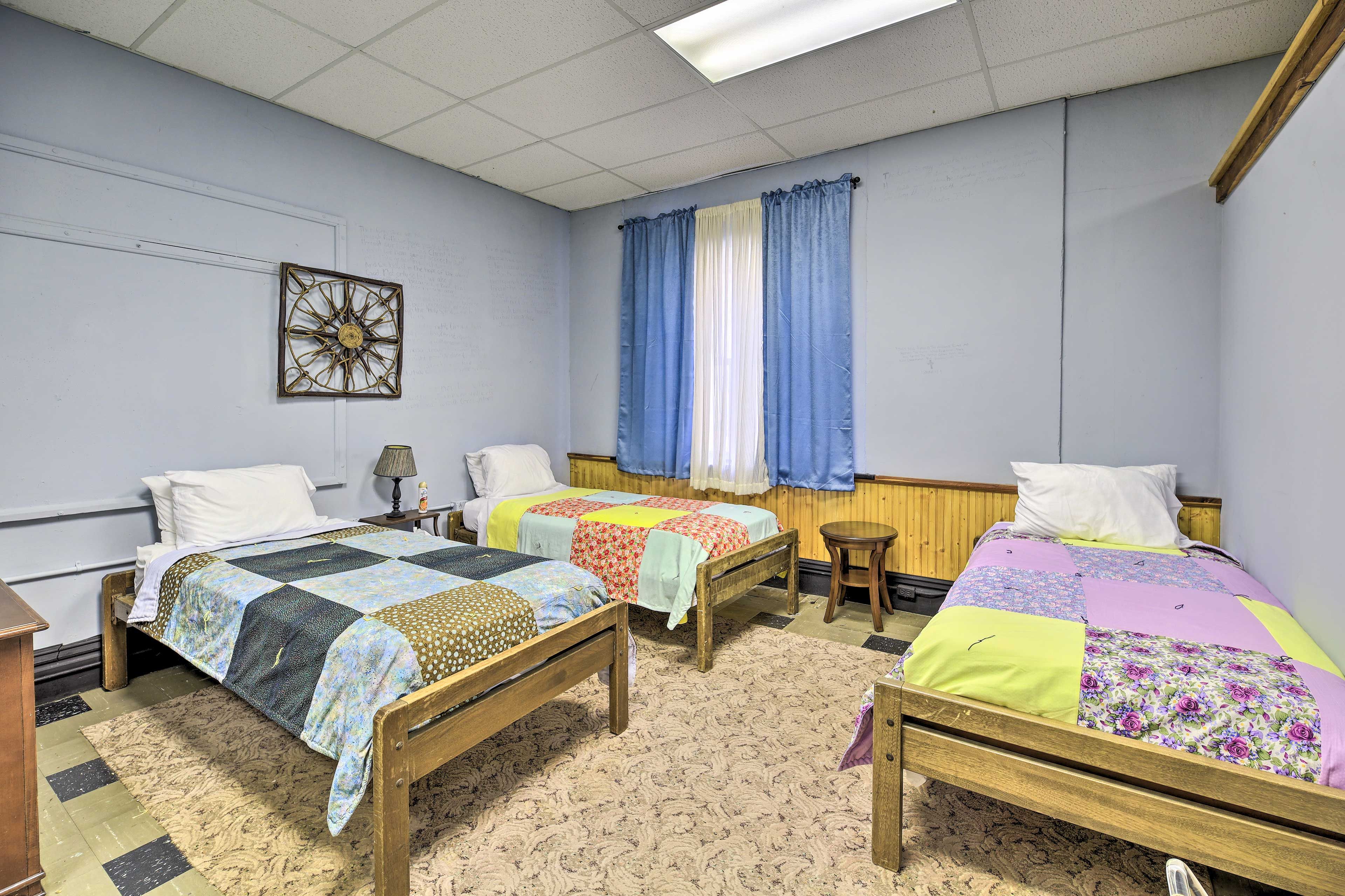 Bedroom | 3 Twin Beds