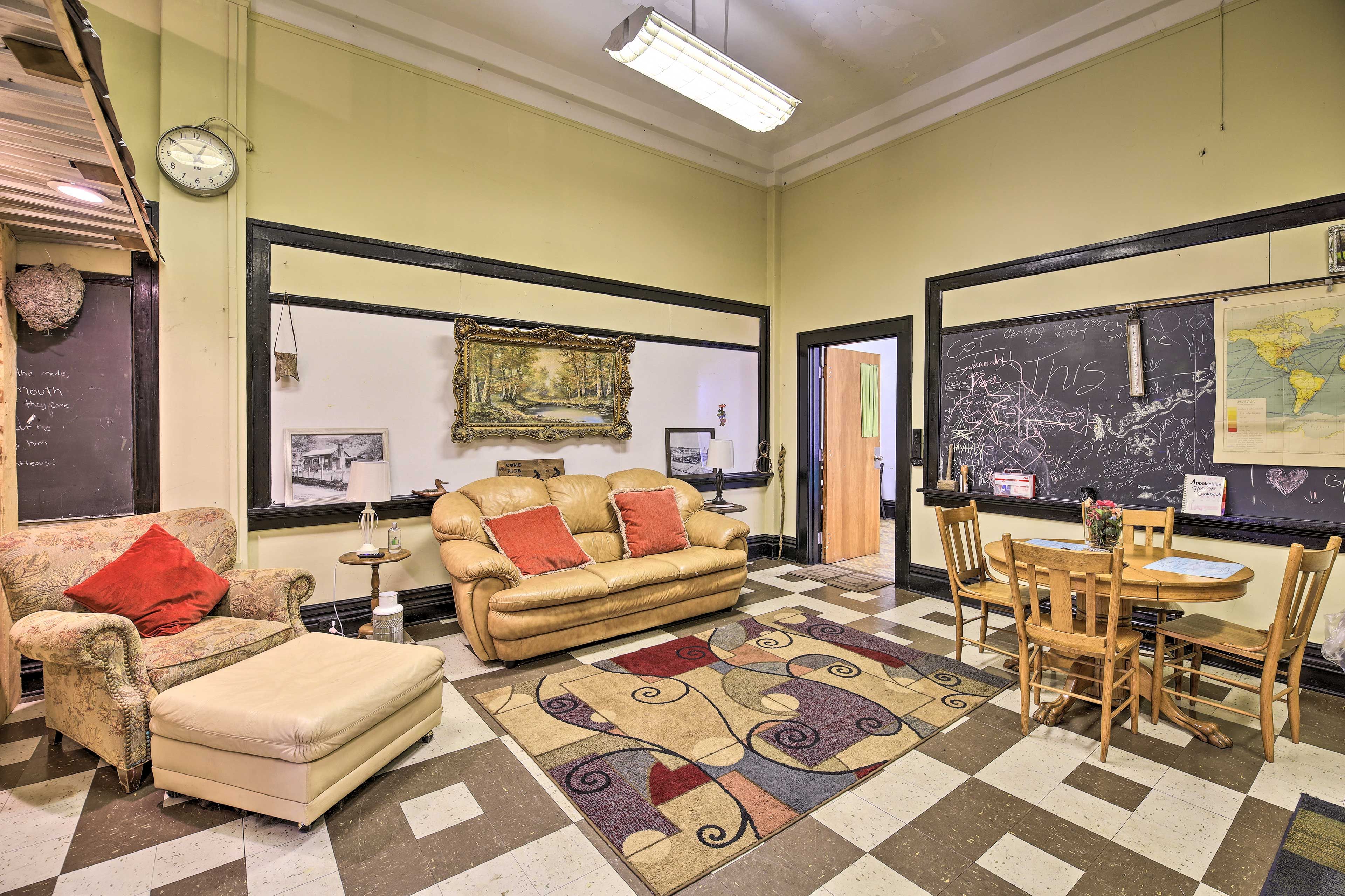 Living Room | Free WiFi | Smart TV