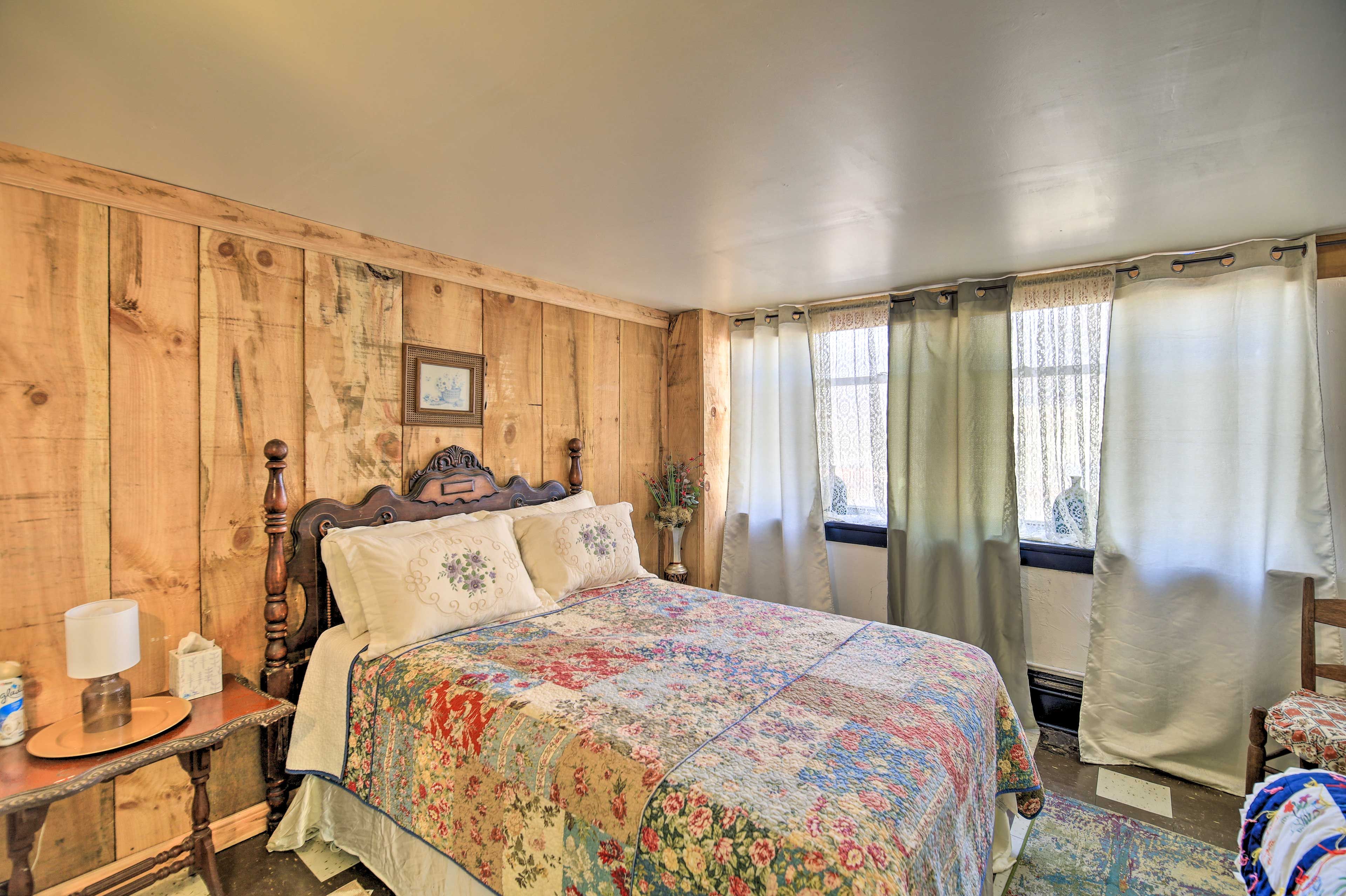 Bedroom 1 | Queen Bed
