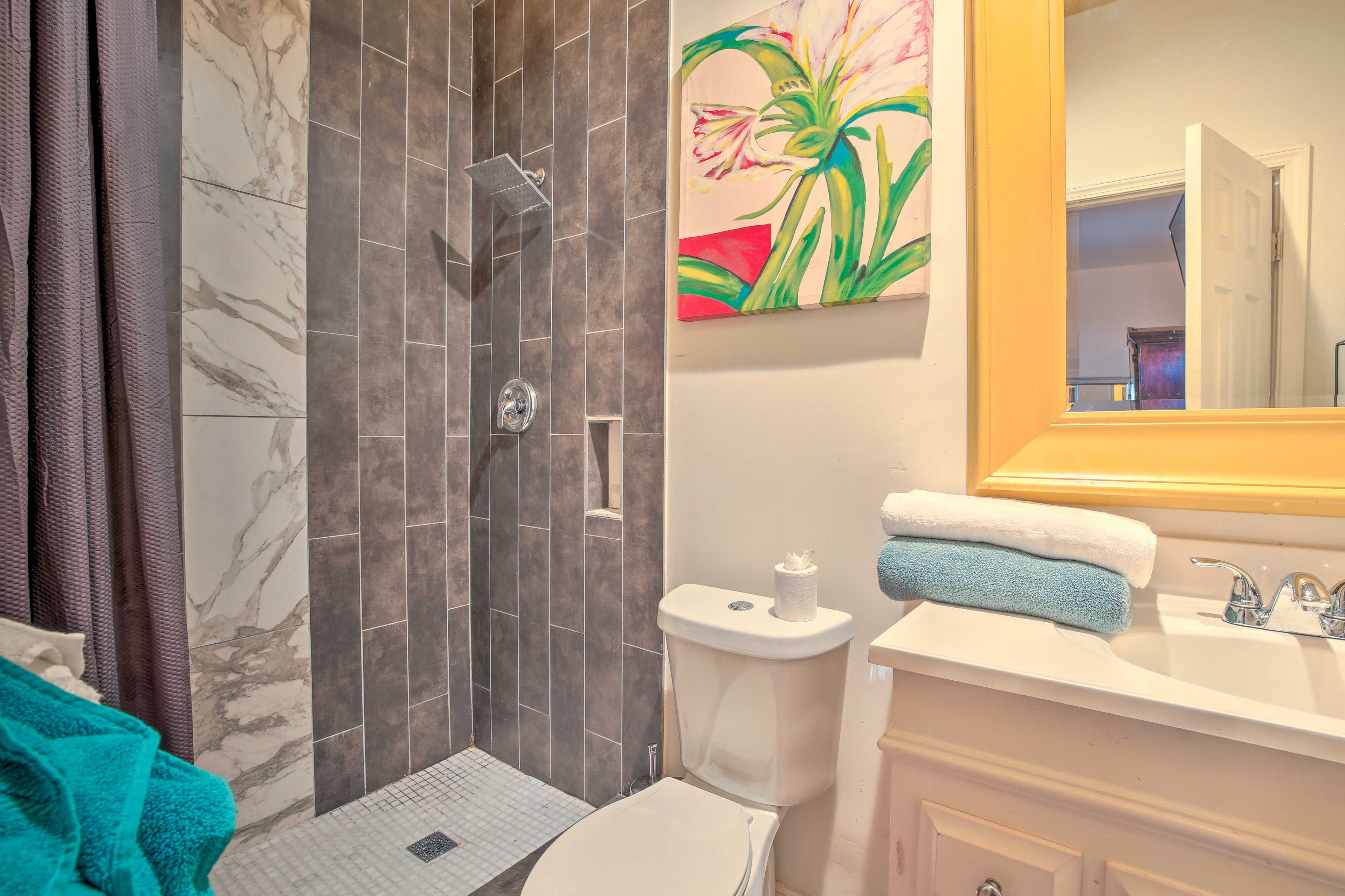 Full Bathroom | Complimentary Toiletries