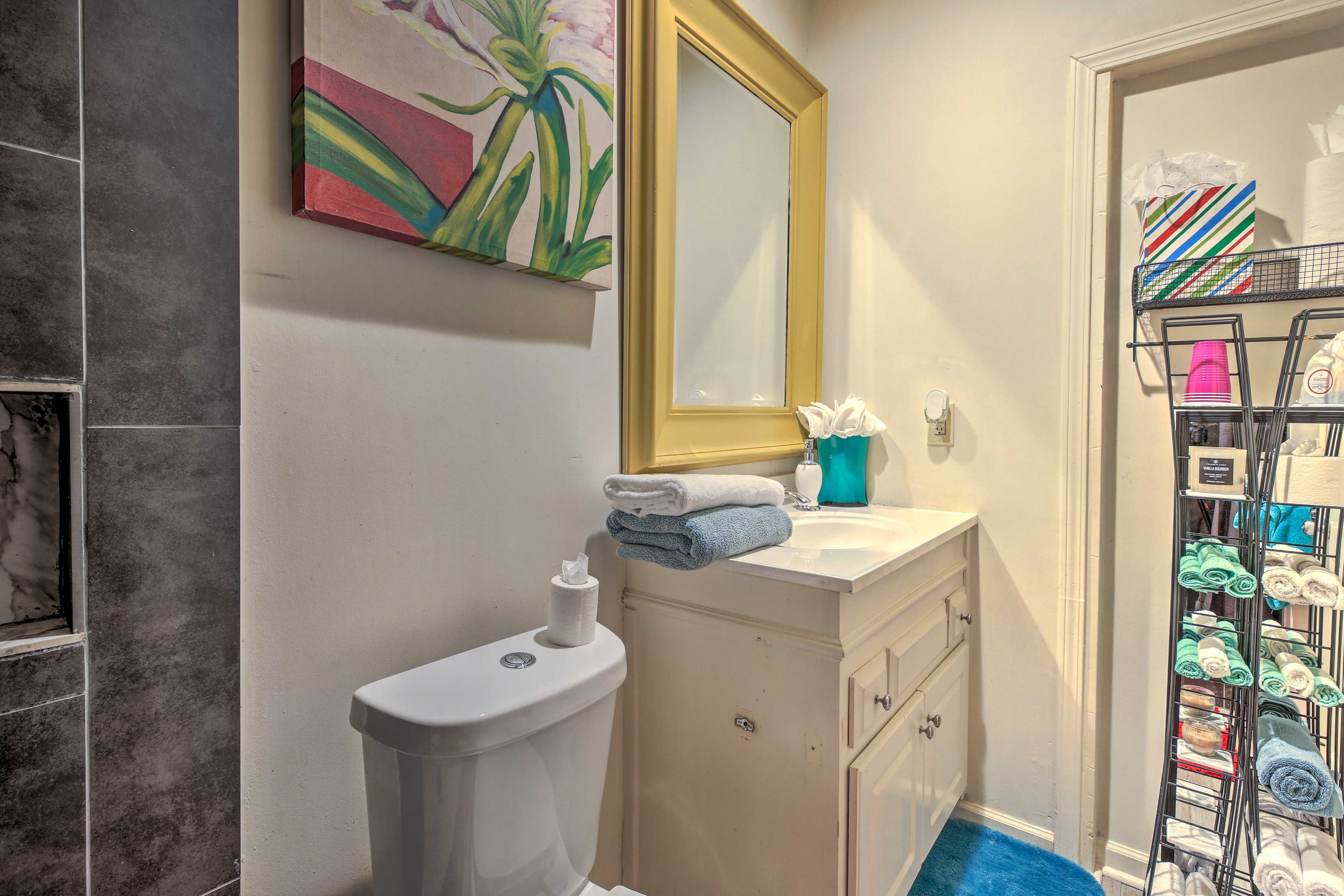 Full Bathroom | Towels Provided