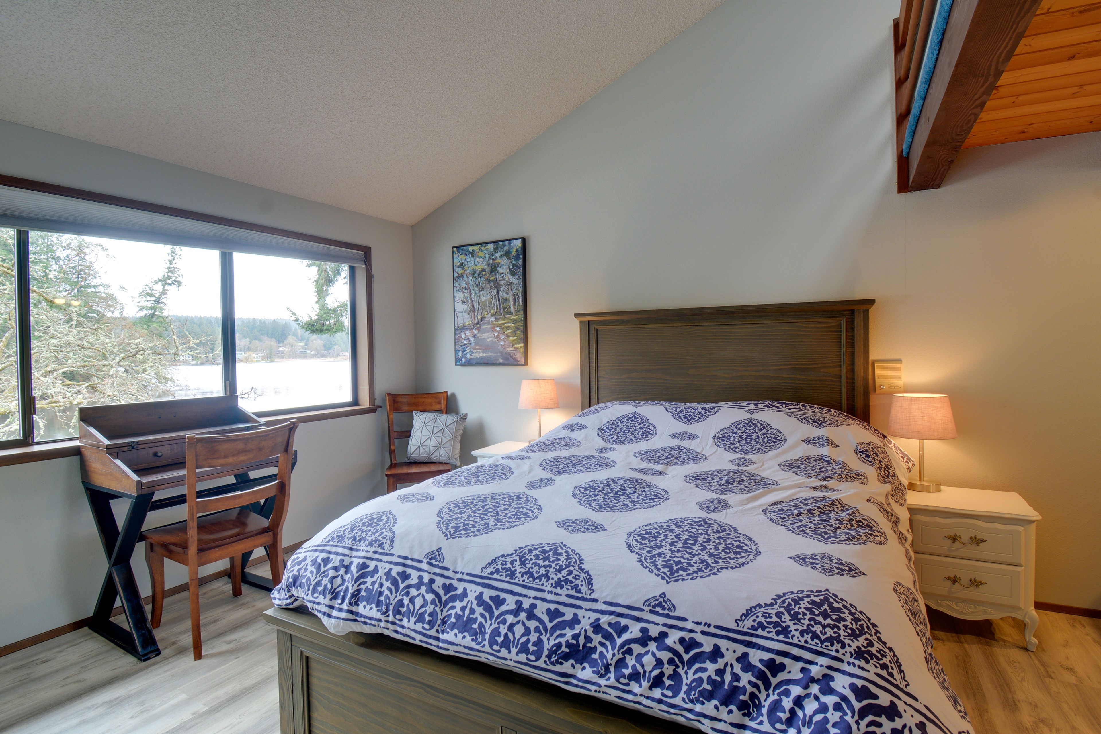 Bedroom 4 | Queen Bed | Remote Workspace