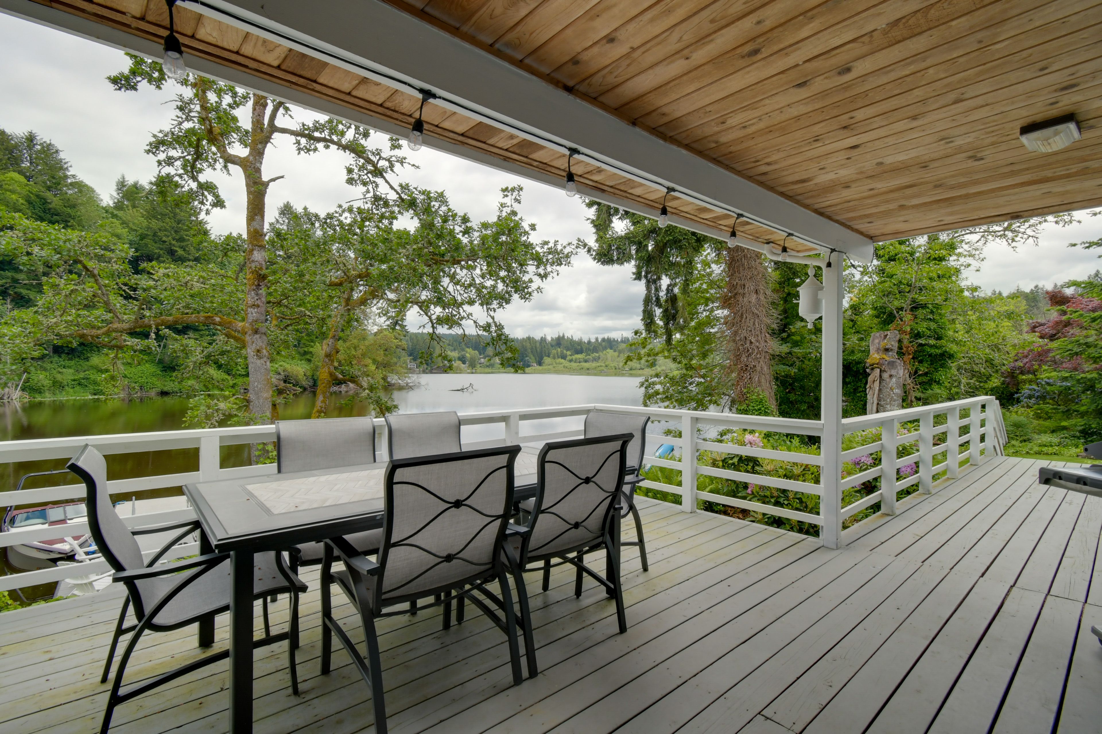 Dining Area | Gas Grill