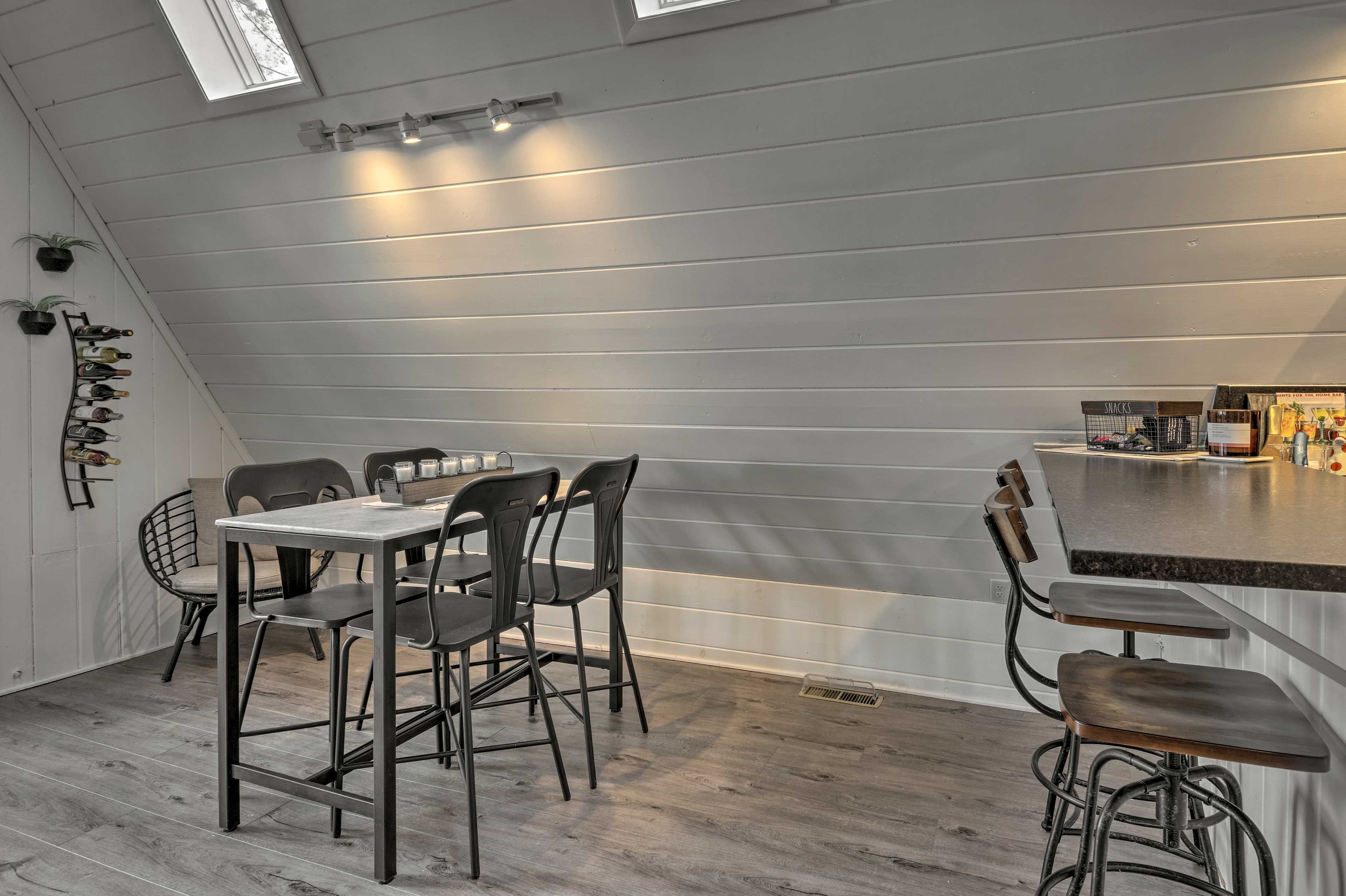 Dining Area | Dishware/Flatware Provided