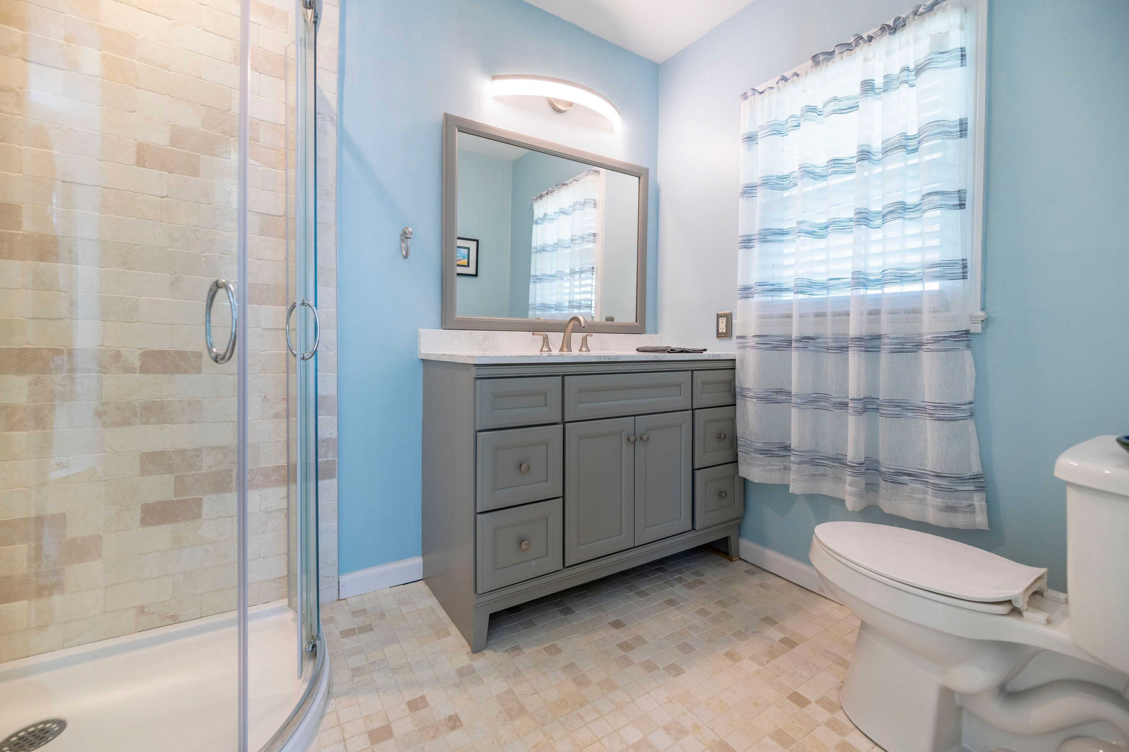 Full Bathroom | Towels Provided