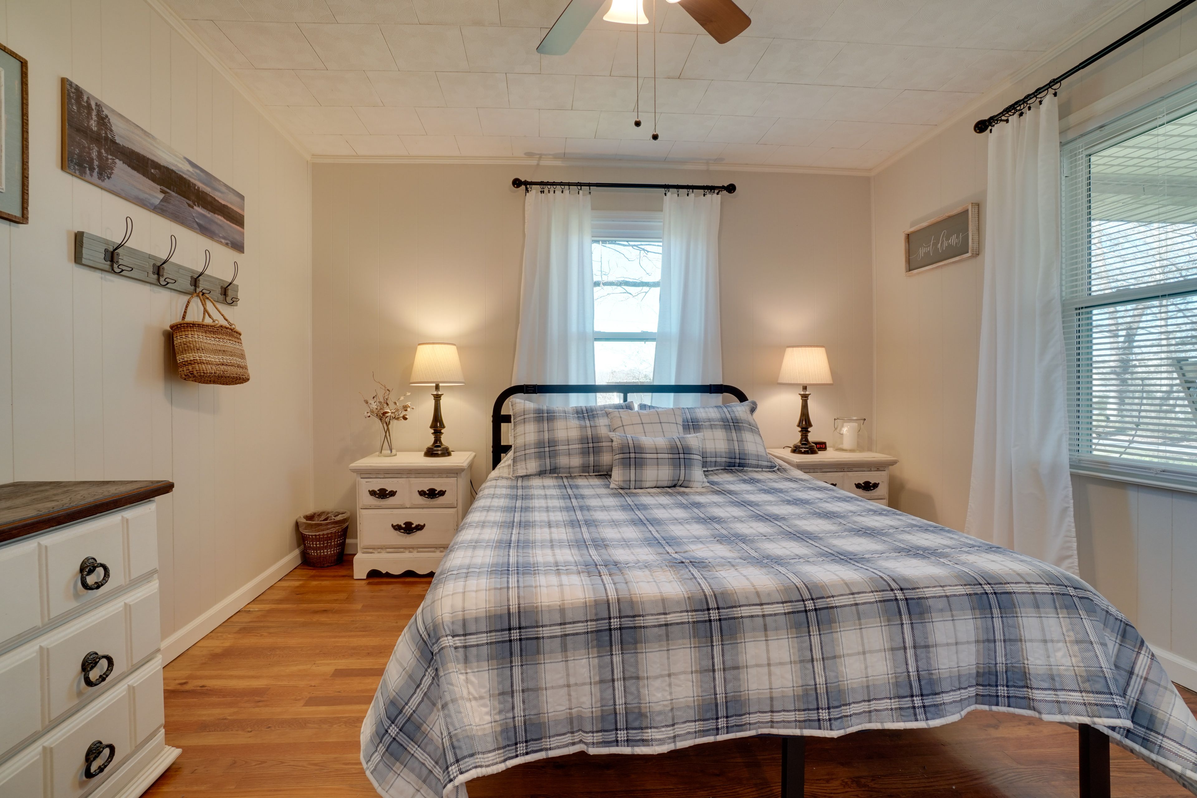 Bedroom 2 | Queen Bed