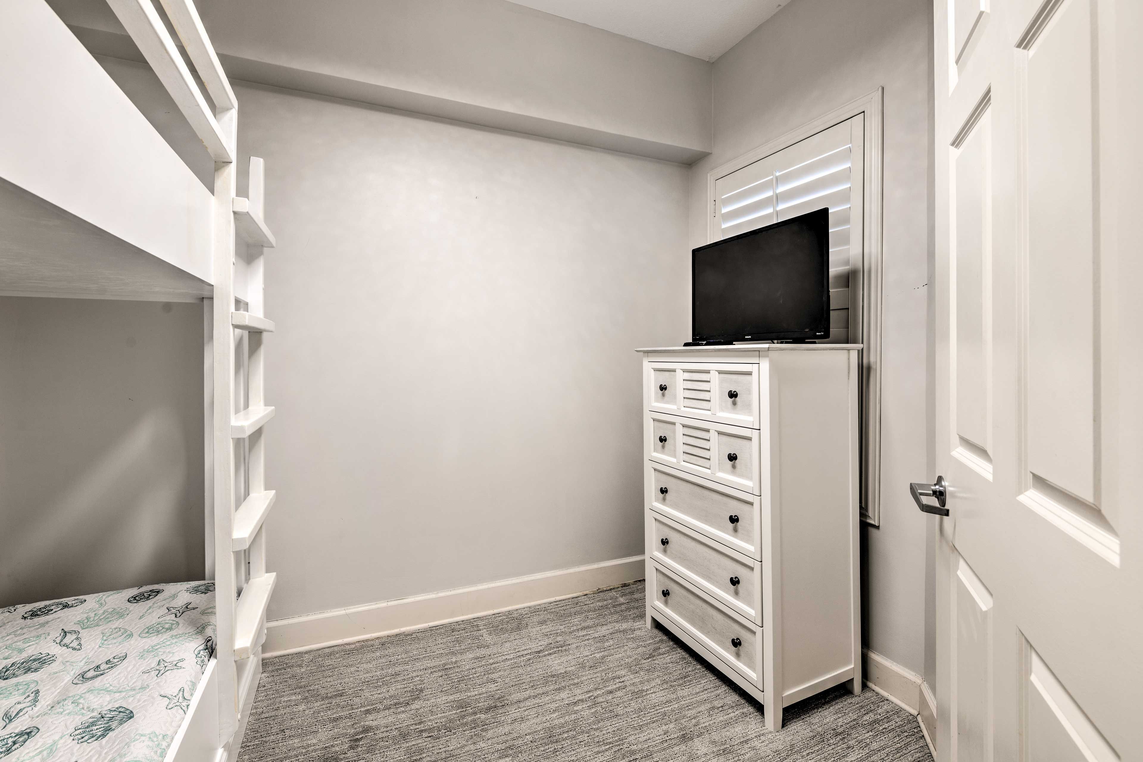Bedroom 3 | Smart TV w/ Cable