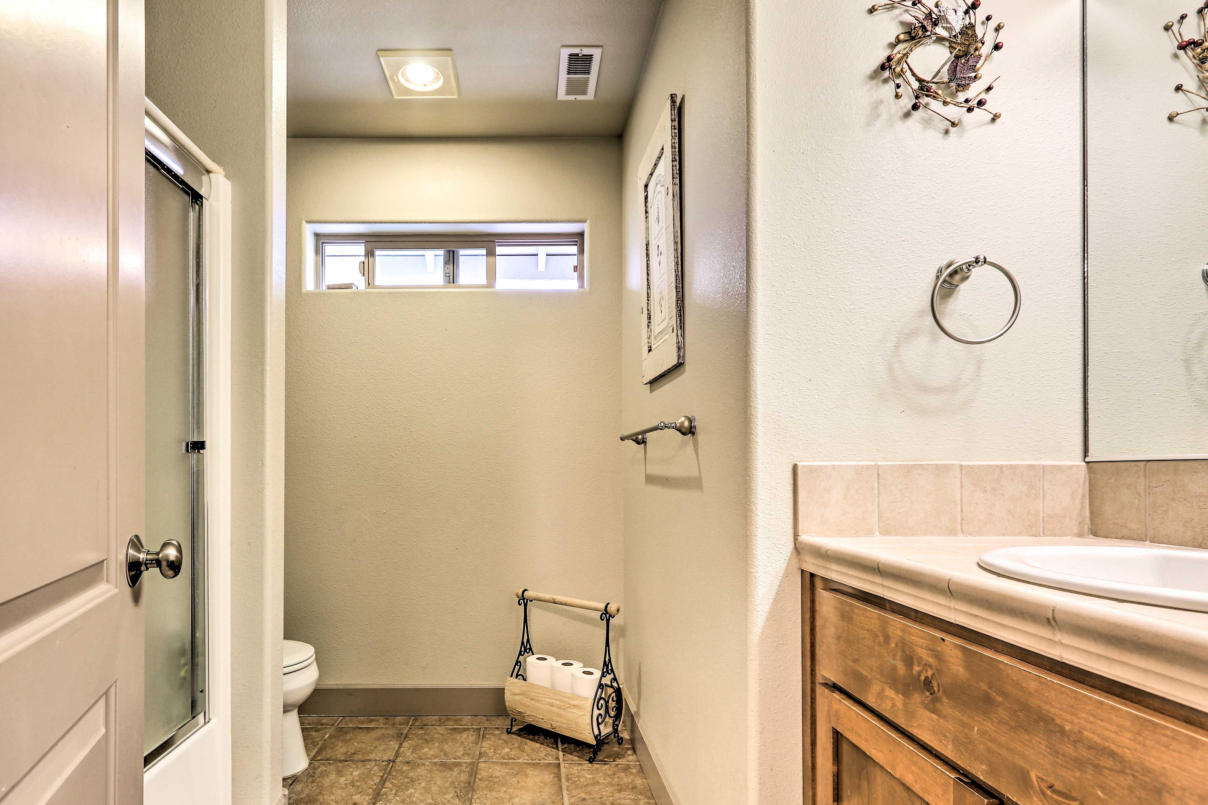 Full Bathroom | 1st Floor | Towels Provided
