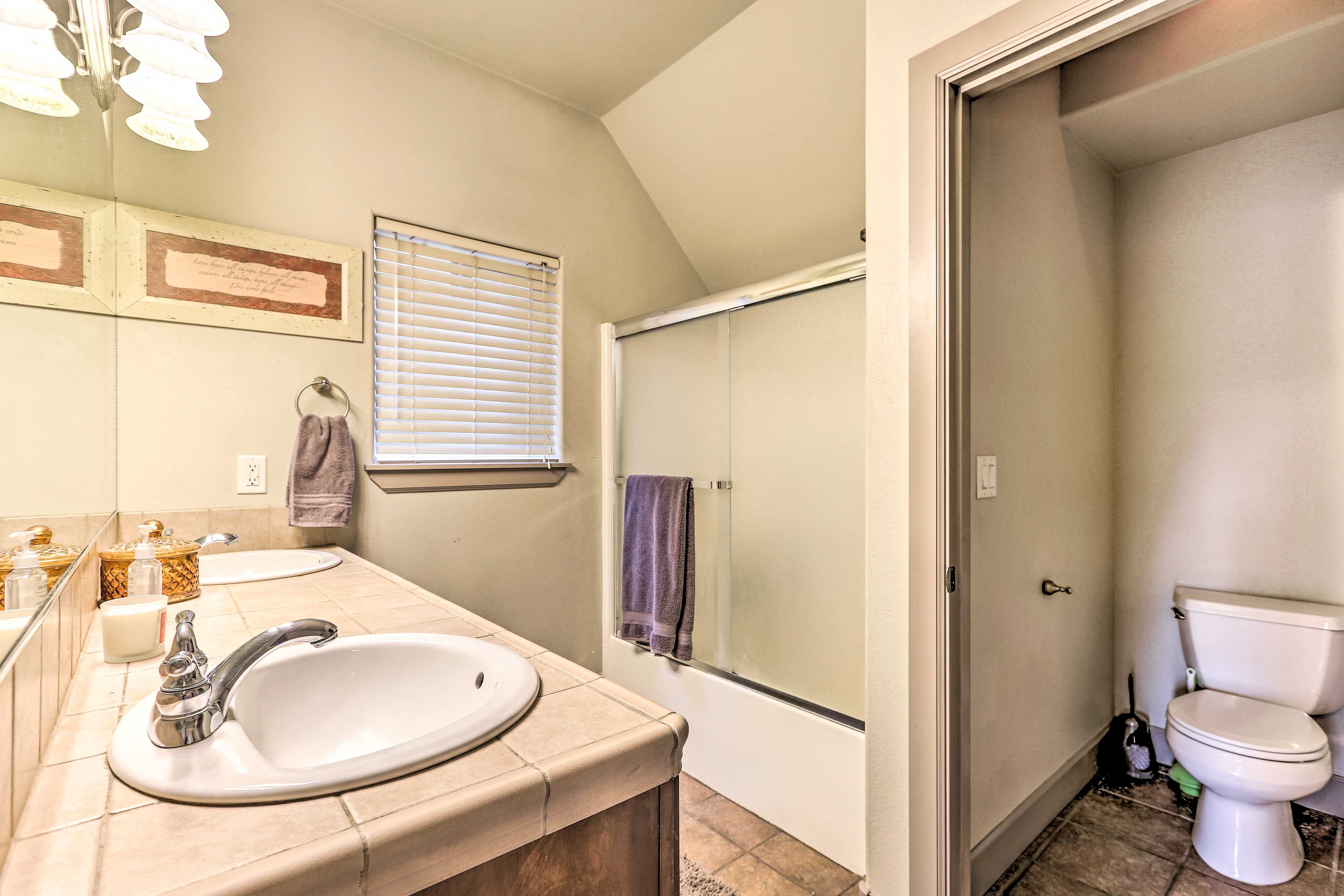 Full Bathroom | 2nd Floor | Complimentary Toiletries