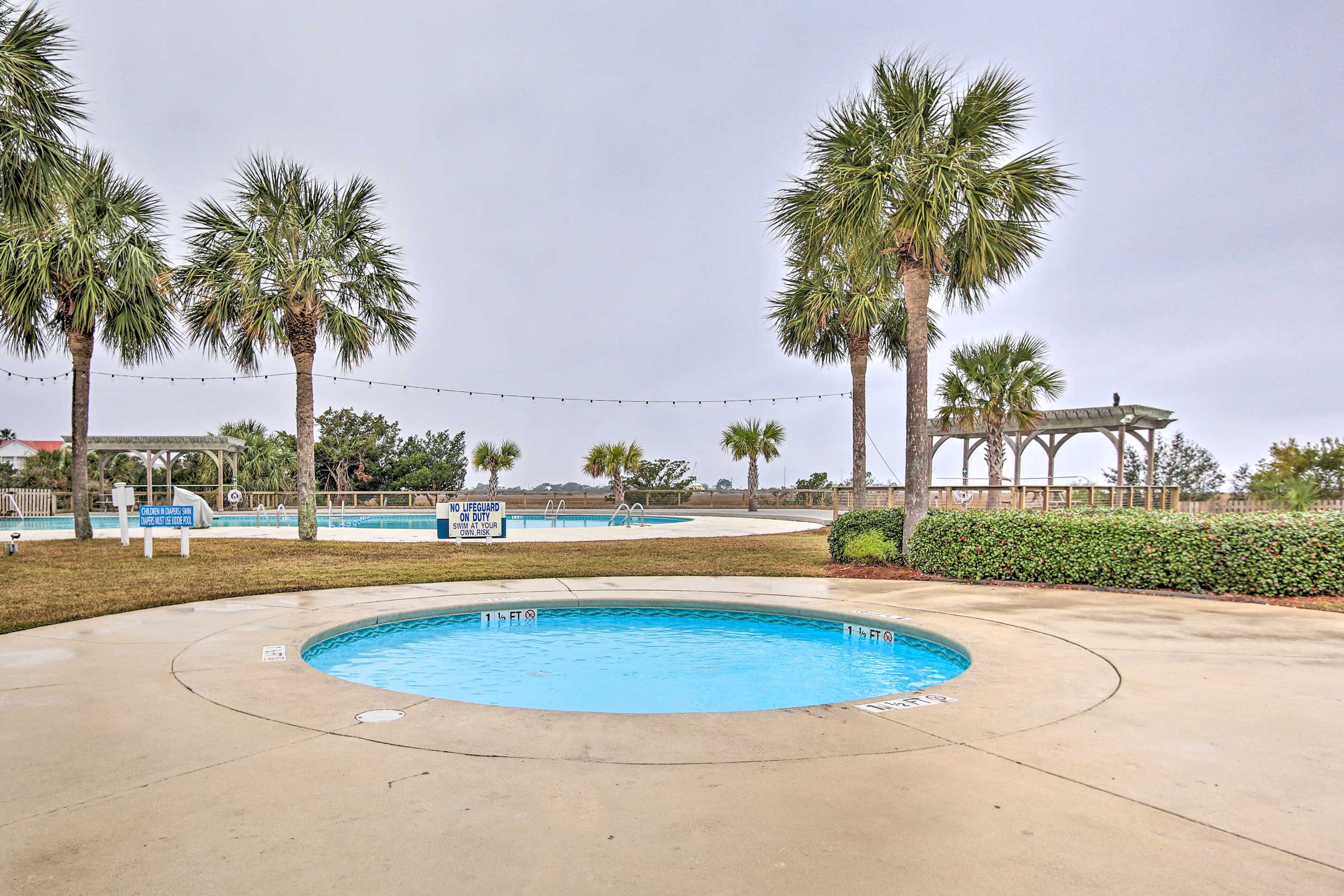 Cedar Reef Villas | Community Amenities | 3 Outdoor Pools | Hot Tub