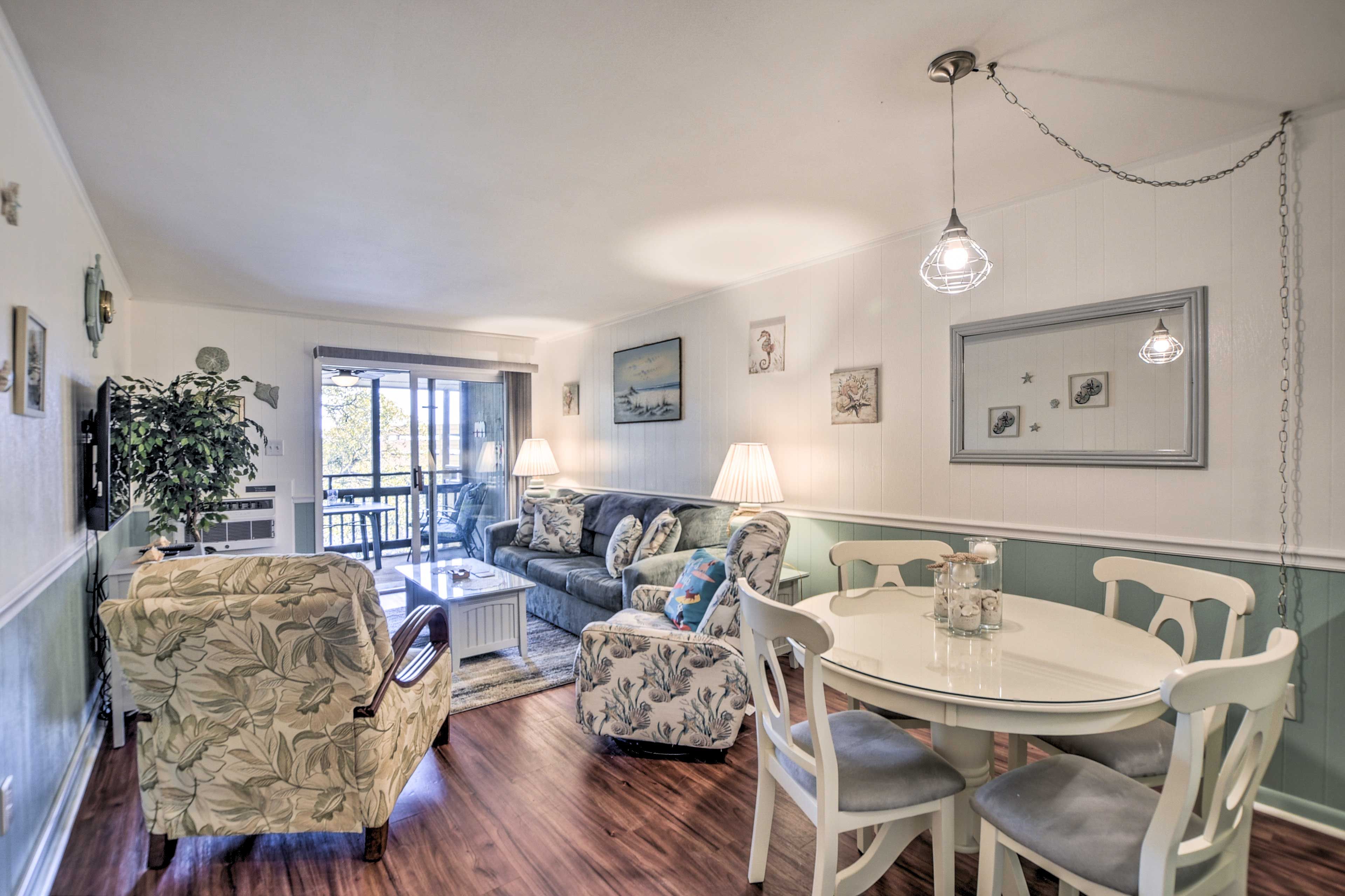 Dining Area | Dishware/Flatware Provided