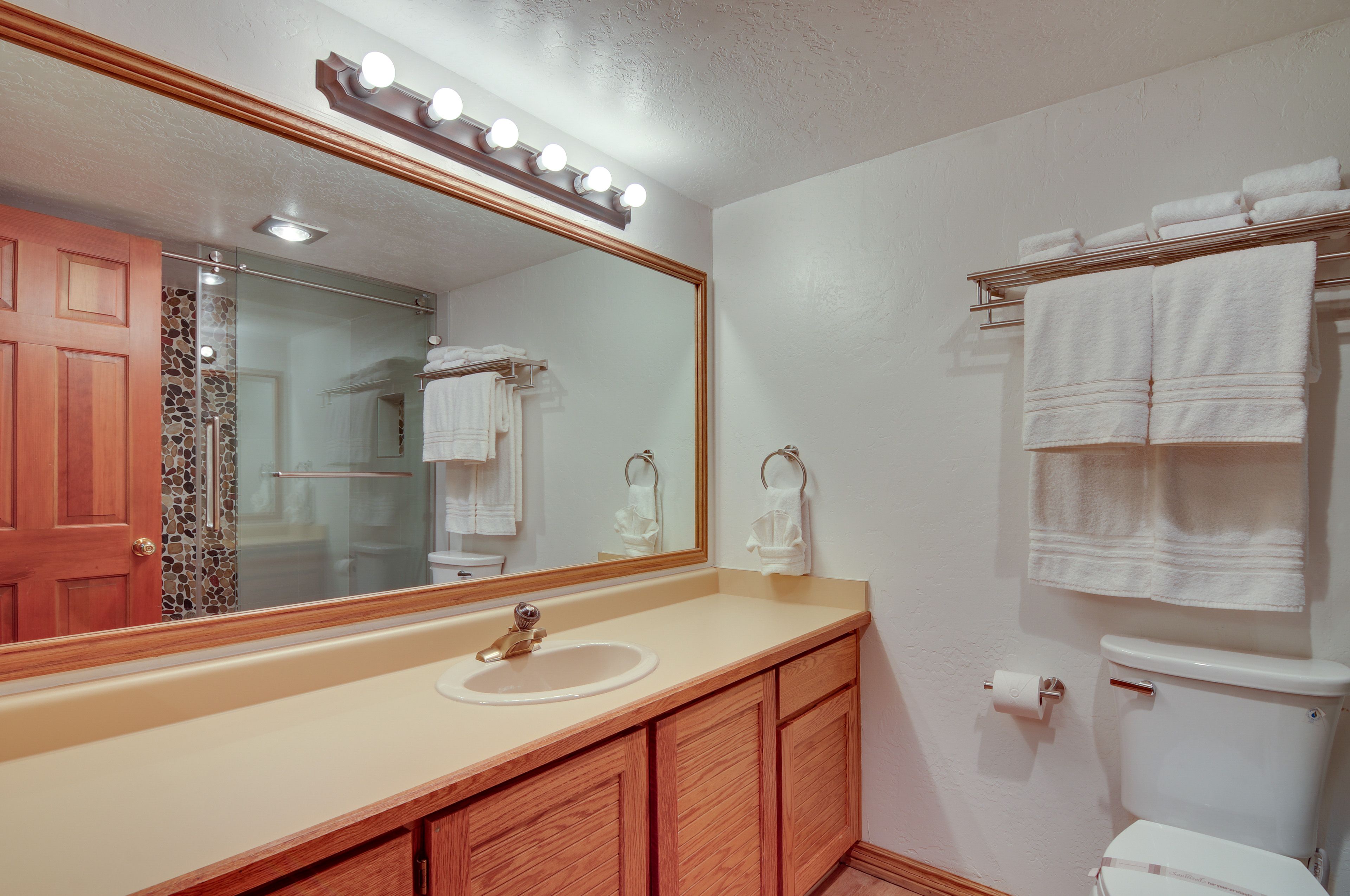 Full Bathroom | Towels Provided | Complimentary Toiletries