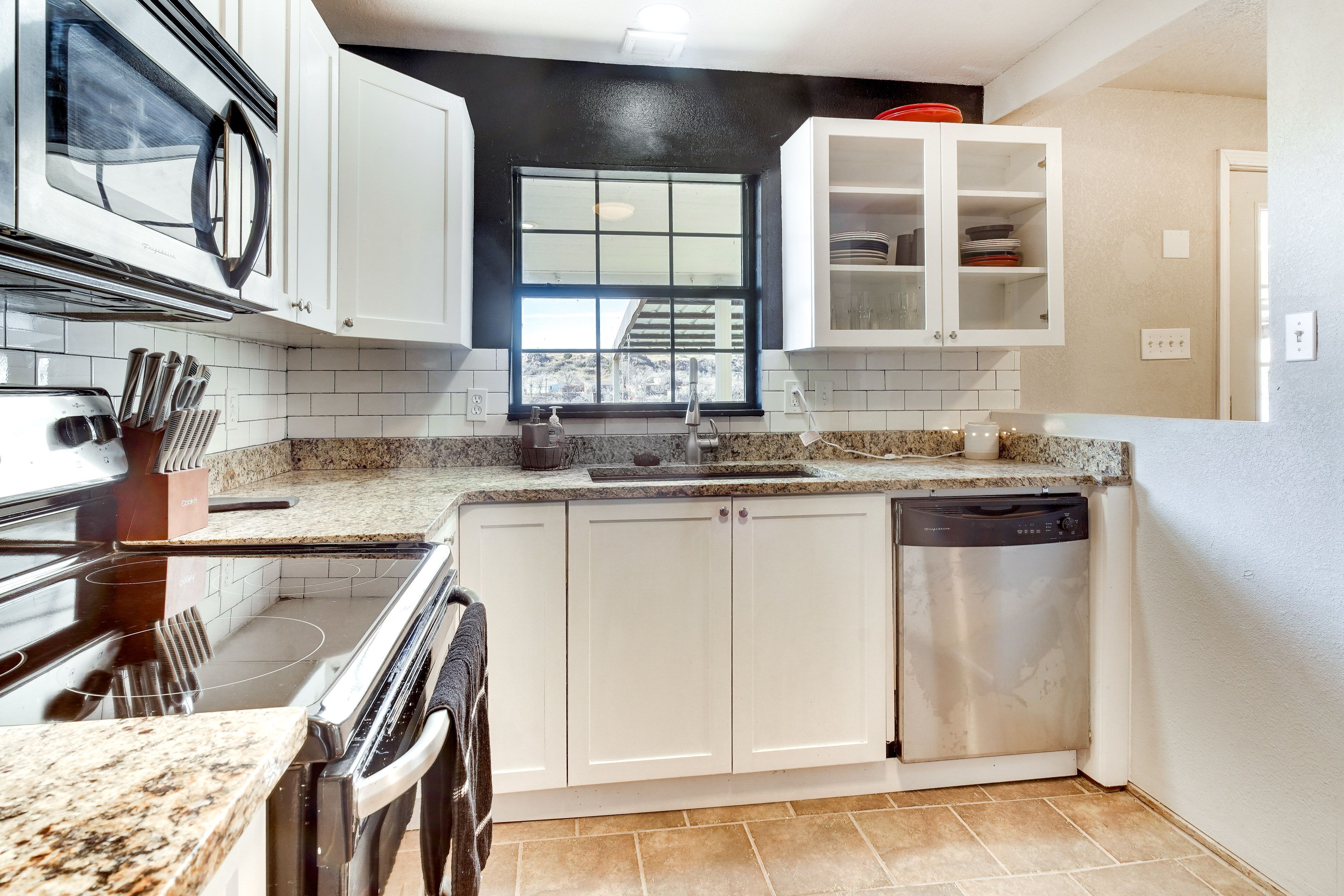 Kitchen | Lower Level | Microwave | Knife Set