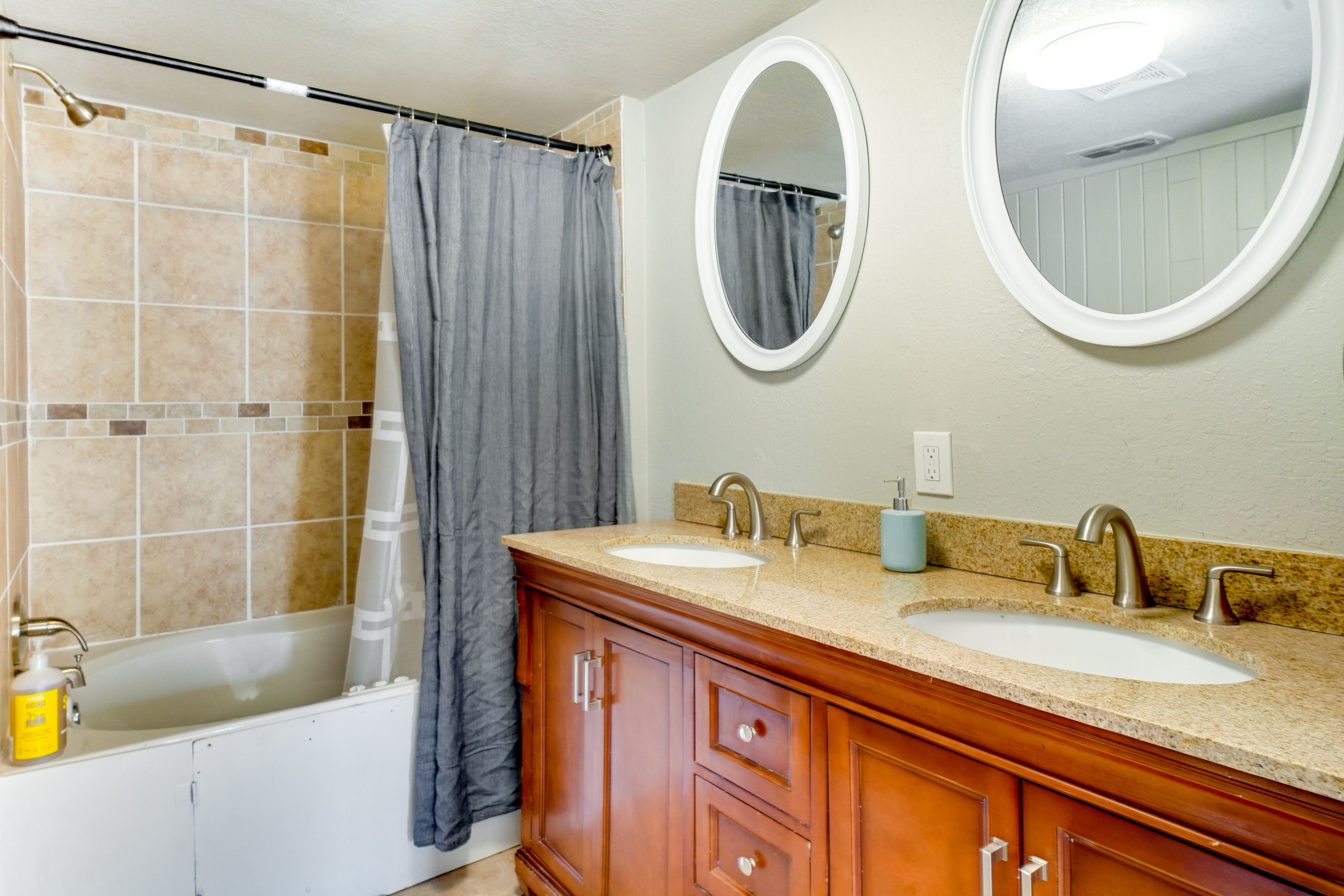 Full Bathroom | Towels & Linens Provided